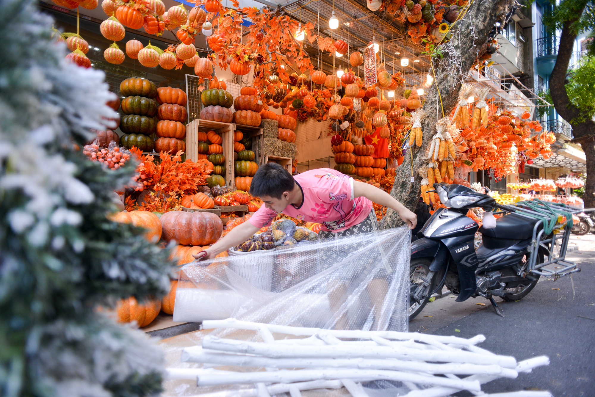 [Ảnh] Phố Hàng Mã khác lạ trước Lễ Halloween ảnh 7