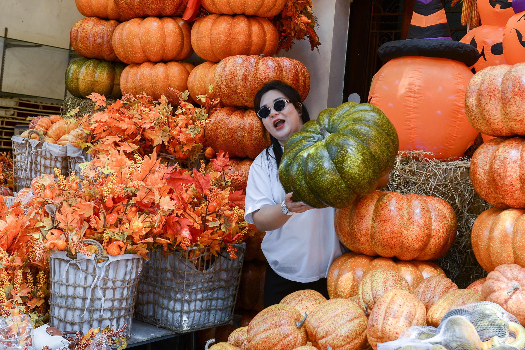 [Ảnh] Phố Hàng Mã khác lạ trước Lễ Halloween ảnh 4