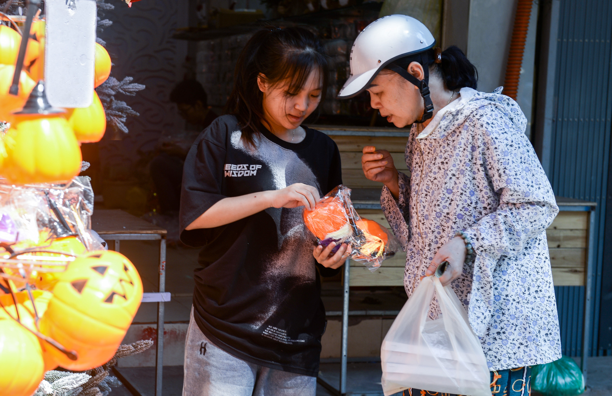 [Ảnh] Phố Hàng Mã khác lạ trước Lễ Halloween ảnh 8