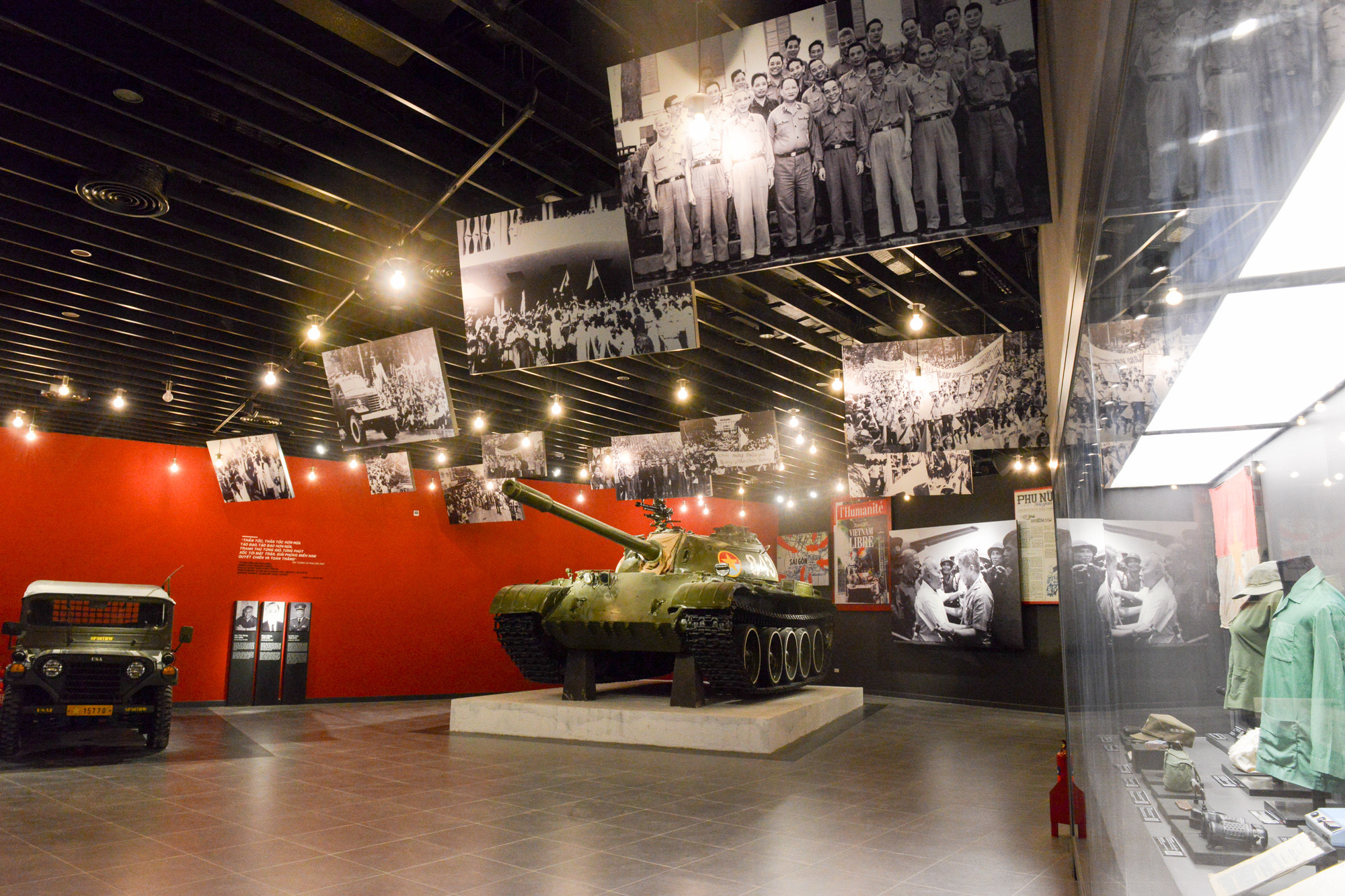 Trong kháng chiến chống Mỹ, chiếc T-54B thuộc Đại đội 4, Tiểu đoàn 1, Lữ đoàn Tăng thiết giáp 203, Quân đoàn 2 đã tham gia giải phóng Huế, Đà Nẵng sau đó tiếp tục tham gia Chiến dịch Hồ Chí Minh. Ngày 30/4/1975, xe tăng này đã dẫn đầu đội hình vào Sài Gòn, trên đường đến Dinh Độc Lập đã bắn cháy 3 xe tăng và bọc thép của địch, lúc 11 giờ, xe tăng 843 húc vào cổng phụ của Dinh Độc Lập, bị chết máy, đồng chí Đại đội trưởng Đại đội 4 Bùi Quang Thận, chỉ huy xe tăng 843, là người đã cắm lá cờ lên nóc Dinh Độc Lập.