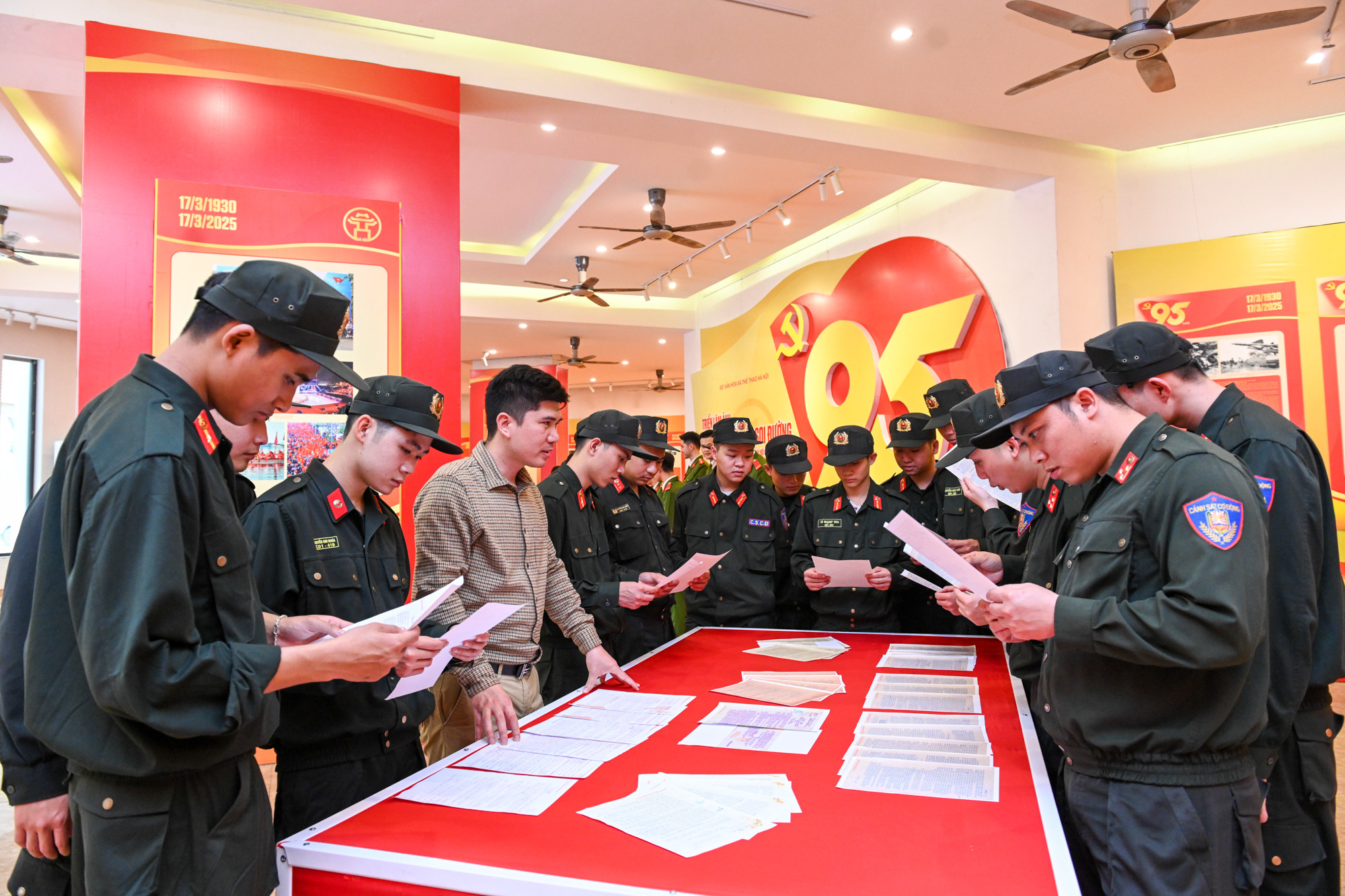 Đoàn Thanh niên Phòng Cảnh sát cơ động tìm hiểu lịch sử qua những hình ảnh tại triển lãm.