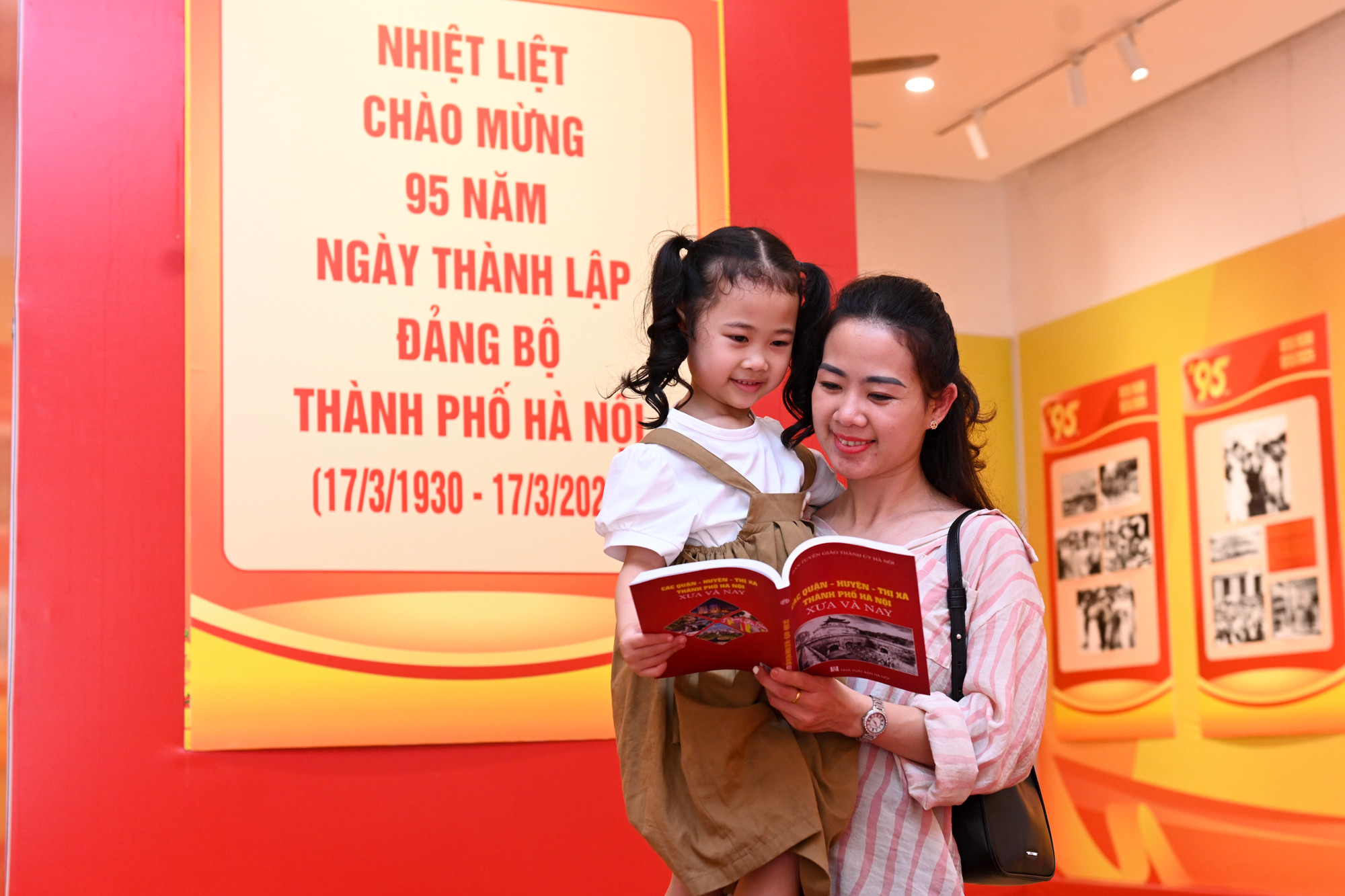 Bên cạnh ảnh tư liệu, ảnh màu, triển lãm còn giới thiệu tới người xem những cuốn sách viết về lịch sử hình thành và phát triển của Đảng bộ thành phố Hà Nội.