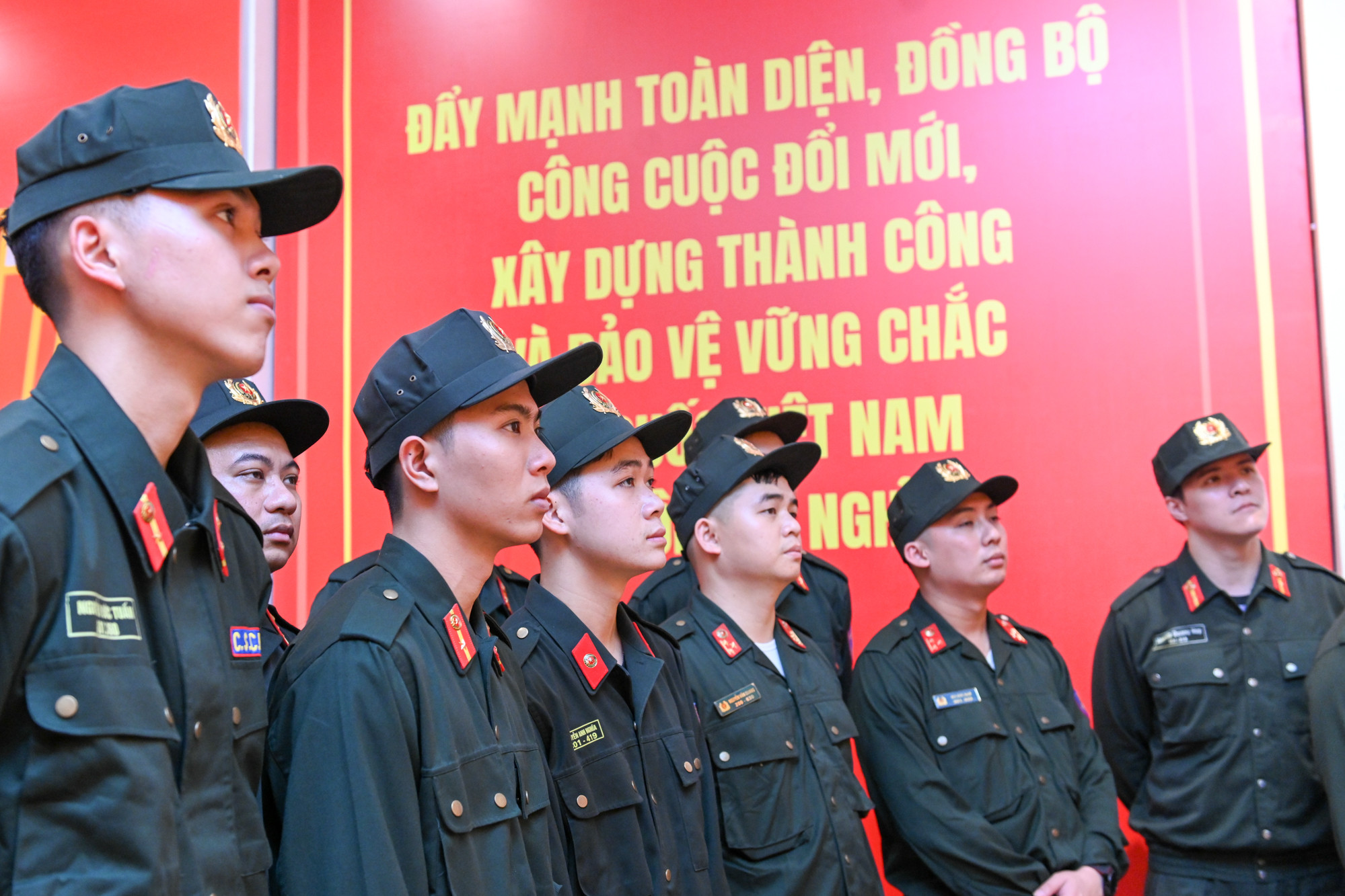 Đoàn Thanh niên Phòng Cảnh sát cơ động, Công an Thành phố Hà Nội tham quan, tìm hiểu Triển lãm "95 năm ánh sáng soi đường".