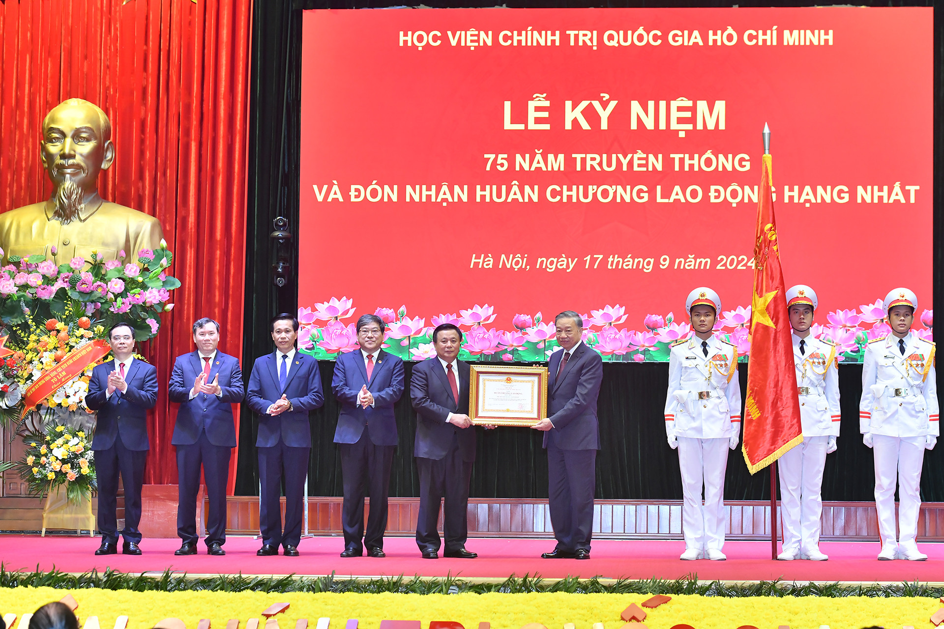 Tổng Bí thư, Chủ tịch nước Tô Lâm trao Huân chương Lao động hạng Nhất, tặng Học viện Chính trị quốc gia Hồ Chí Minh.