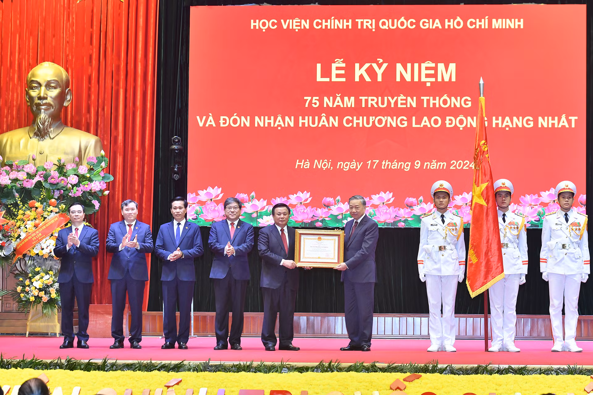 Tổng Bí thư, Chủ tịch nước Tô Lâm trao Huân chương Lao động hạng Nhất, tặng Học viện Chính trị quốc gia Hồ Chí Minh.