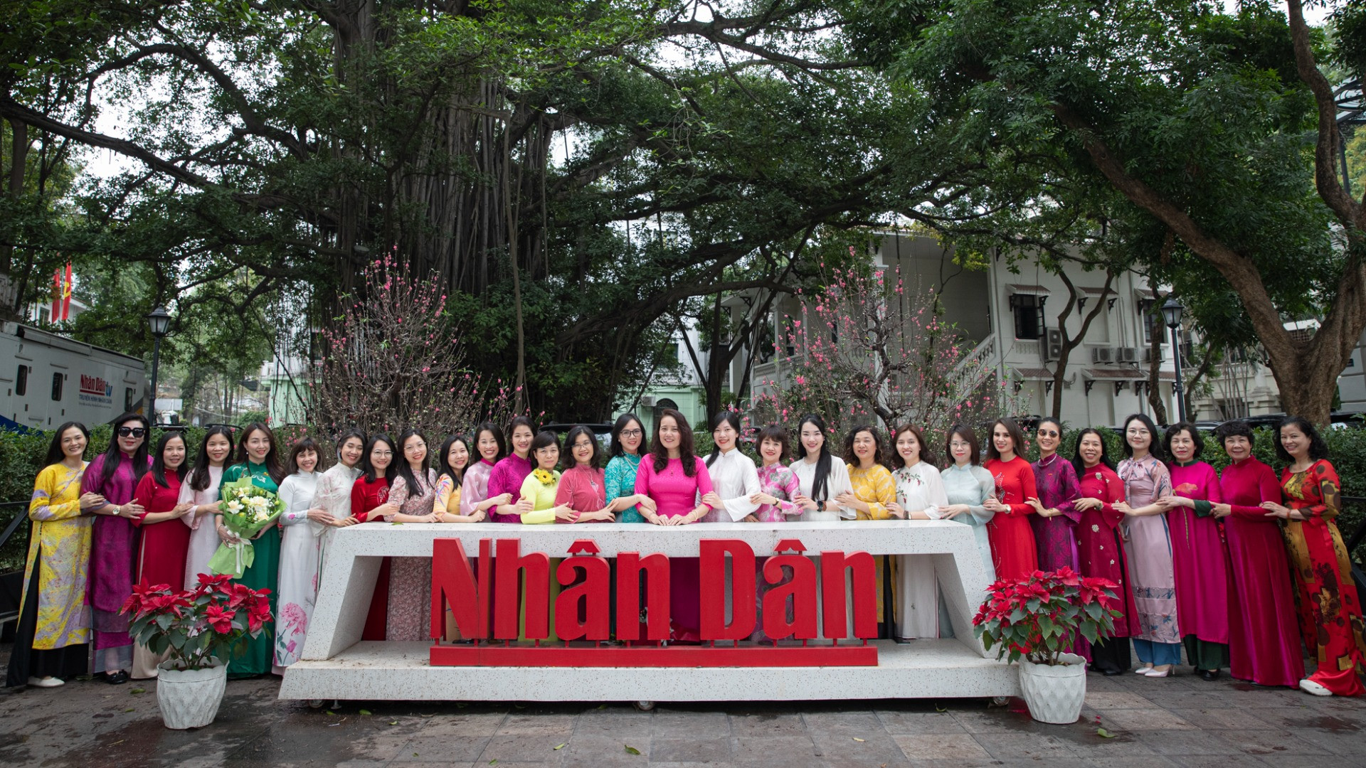 Nữ cán bộ, người lao động Báo Nhân Dân hưởng ứng “Tuần lễ áo dài”.