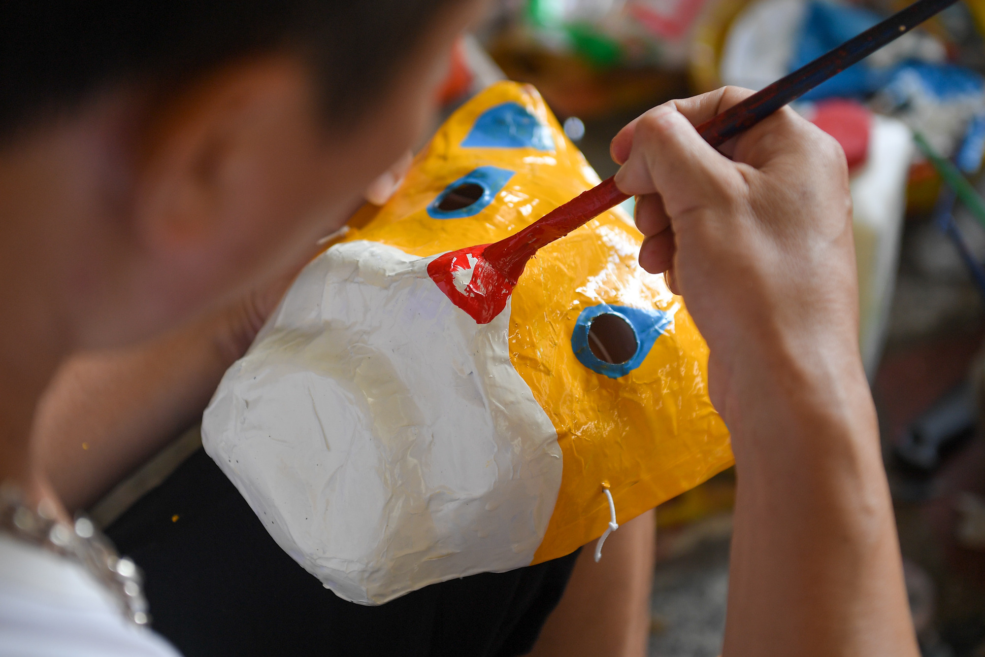 Từng chi tiết của mặt nạ được người dân tô vẽ cẩn thận.