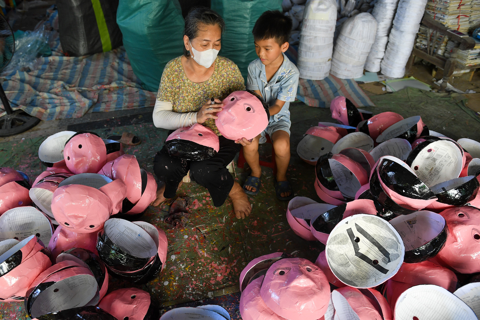 Mặt nạ giấy bồi đầy màu sắc nhưng giản dị, mang đậm nét truyền thống của đồ chơi Trung thu.