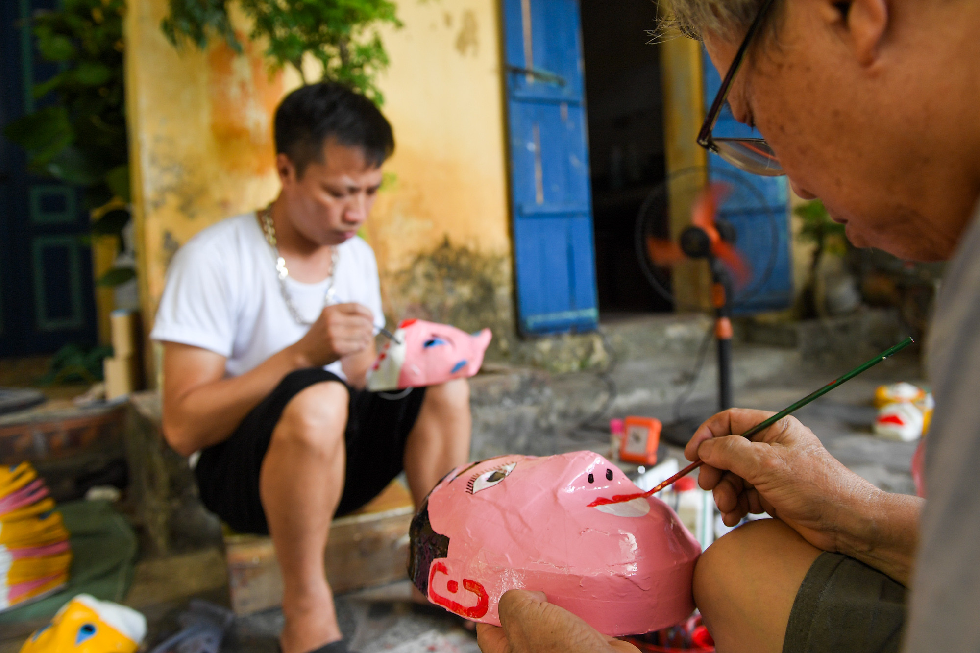 Những món đồ chơi Trung thu của làng Ông Hảo đều được làm thủ công với nguyên liệu có nguồn gốc từ thiên nhiên như: tre, nứa, giấy, bìa cát-tông... Các công đoạn đều tỉ mỉ và tốn công sức do làm tay hoàn toàn.