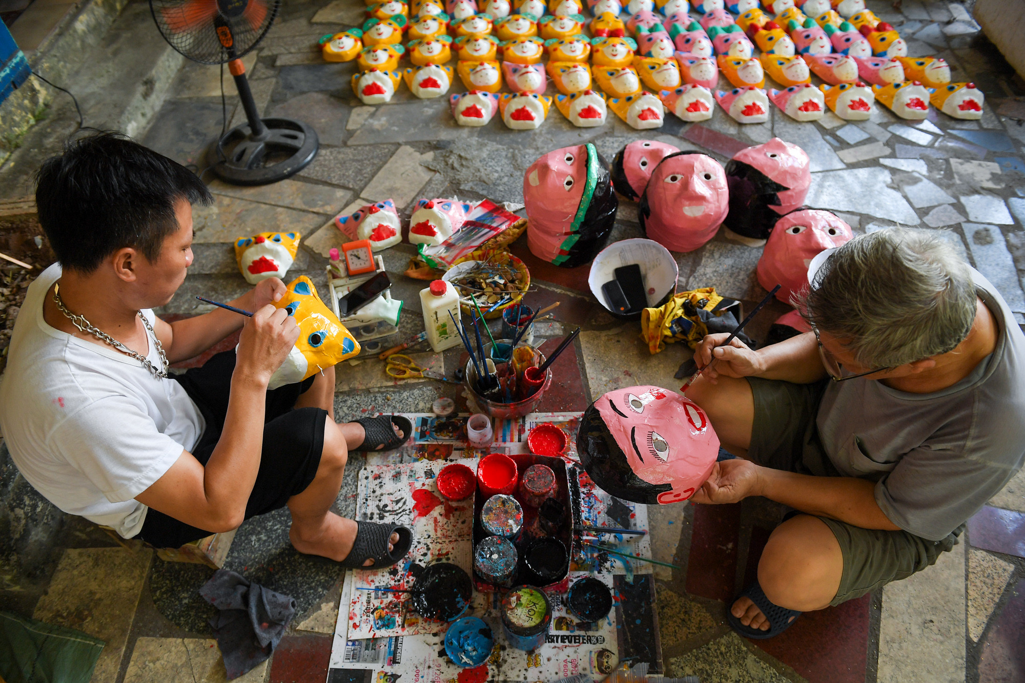 Từ những chiếc mặt nạ đơn điệu, chúng được người dân nơi đây thổi hồn trở thành món đồ chơi được con trẻ yêu thích.