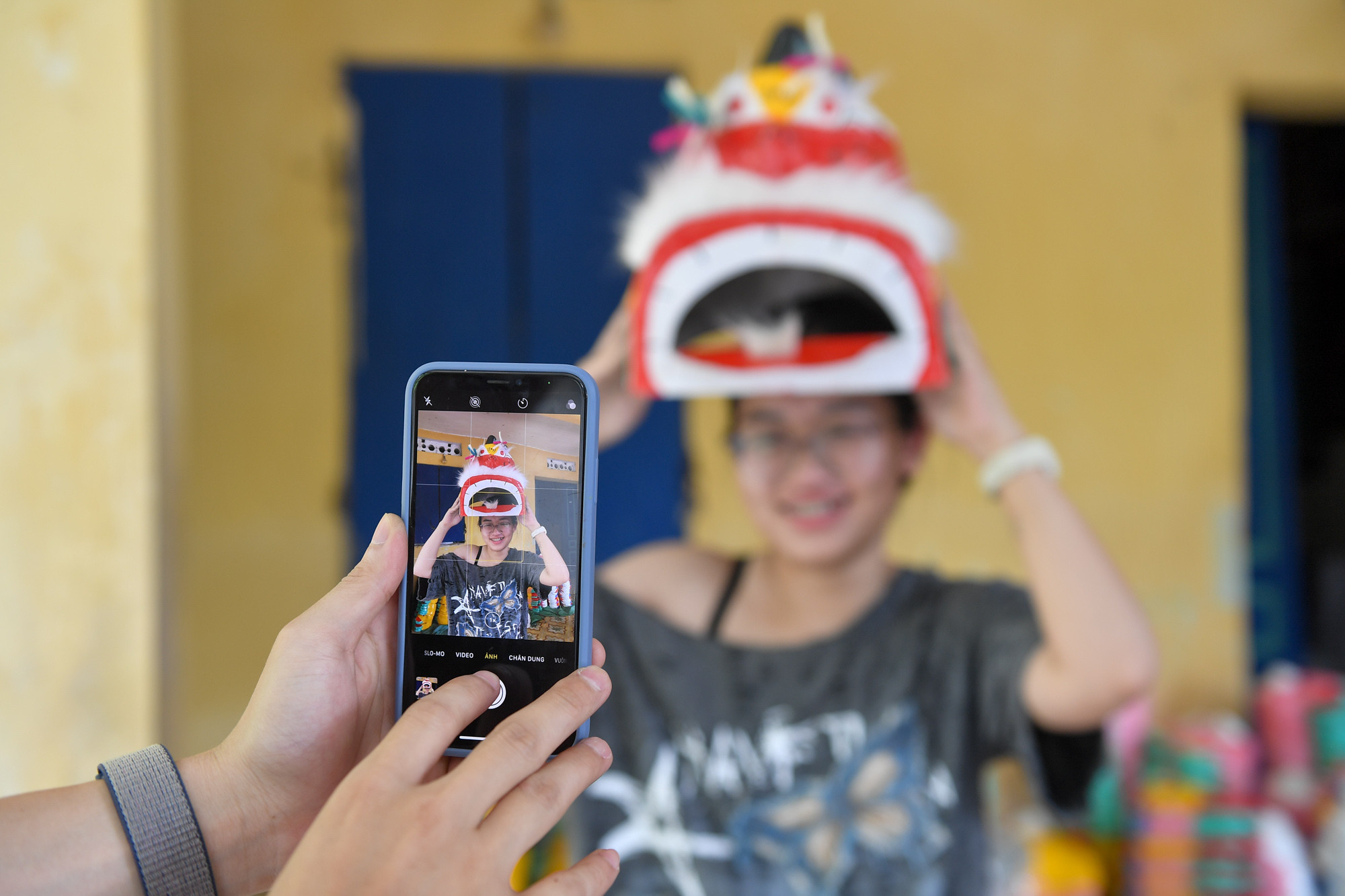 Các bạn trẻ thích thú với những chiếc mặt nạ giấy bồi truyền thống.