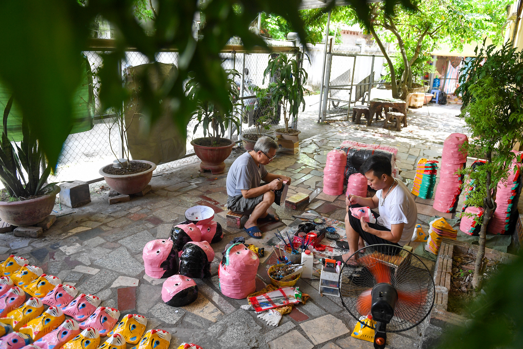 Ông Vũ Huy Đông người đã theo nghề hơn 40 năm cho biết, khoảng chục năm trước, đồ chơi truyền thống bị chững lại, không cạnh tranh nổi với đồ chơi nhập khẩu, nhưng vài năm nay đồ chơi truyền thống đang hồi sinh mạnh mẽ.