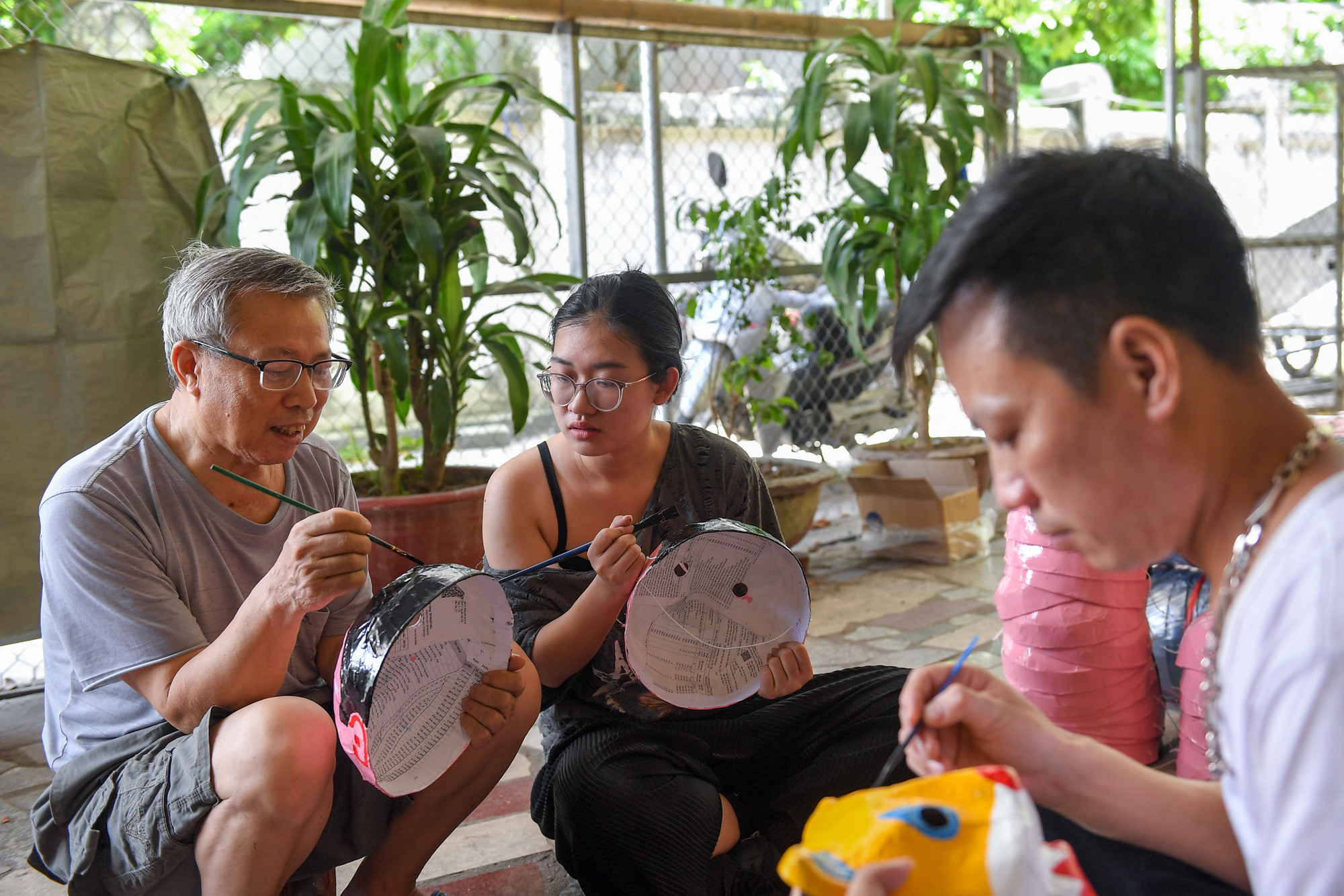 Từ đầu tháng 7 âm lịch, ngày nào gia đình ông Đông cũng có du khách đến thăm quan, trong đó có nhiều trường mẫu giáo còn cho trẻ em đến tìm hiểu về mặt nạ giấy bồi.