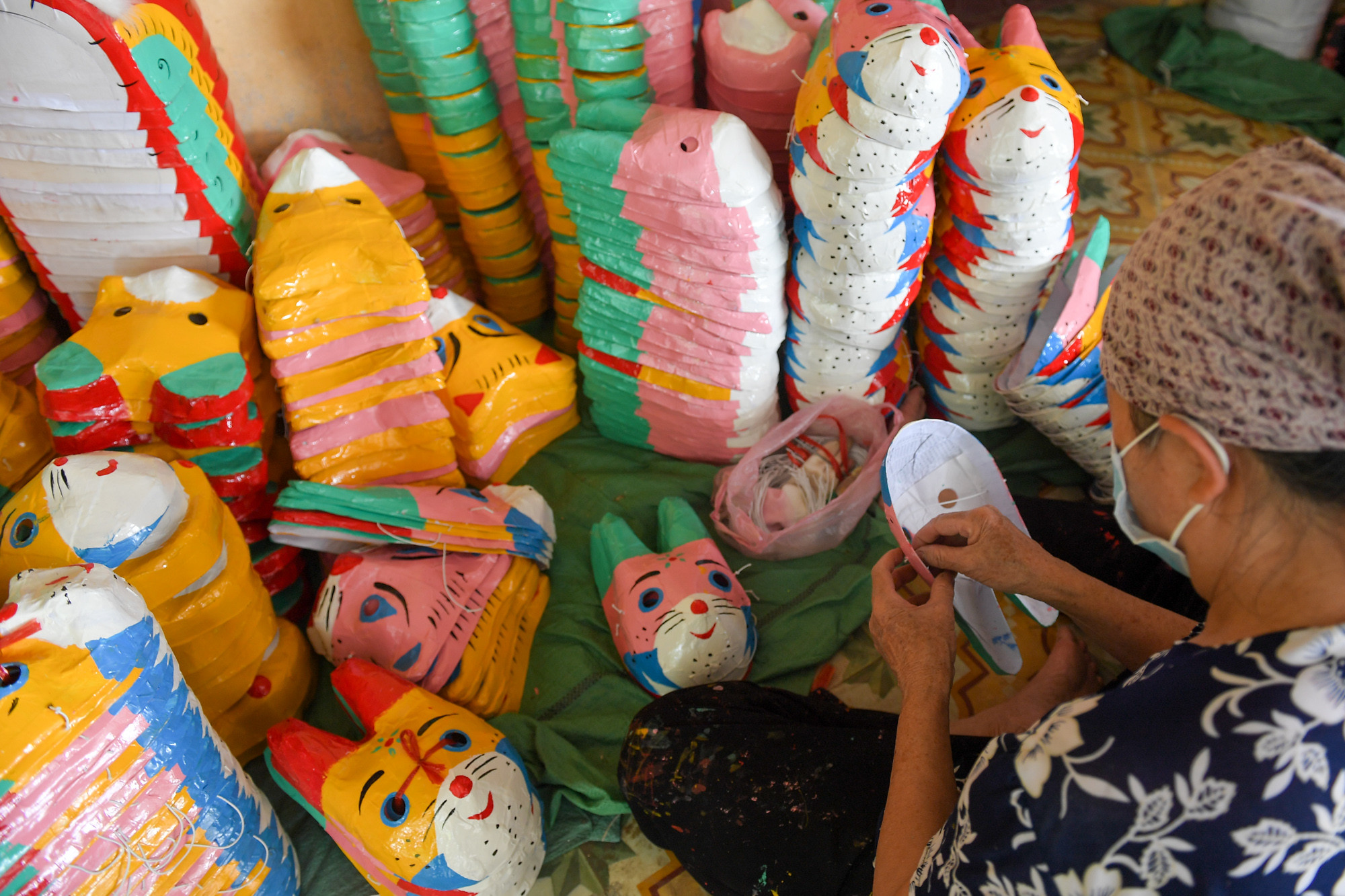 Trung bình mỗi năm nhà ông làm hơn 10.000 chiếc mặt nạ và 8.000 chiếc trống. "Thu nhập chủ yếu lấy công làm lãi nhưng dân làng Ông Hảo vẫn quyết tâm giữ nghề truyền thống", ông Đông cho biết thêm.