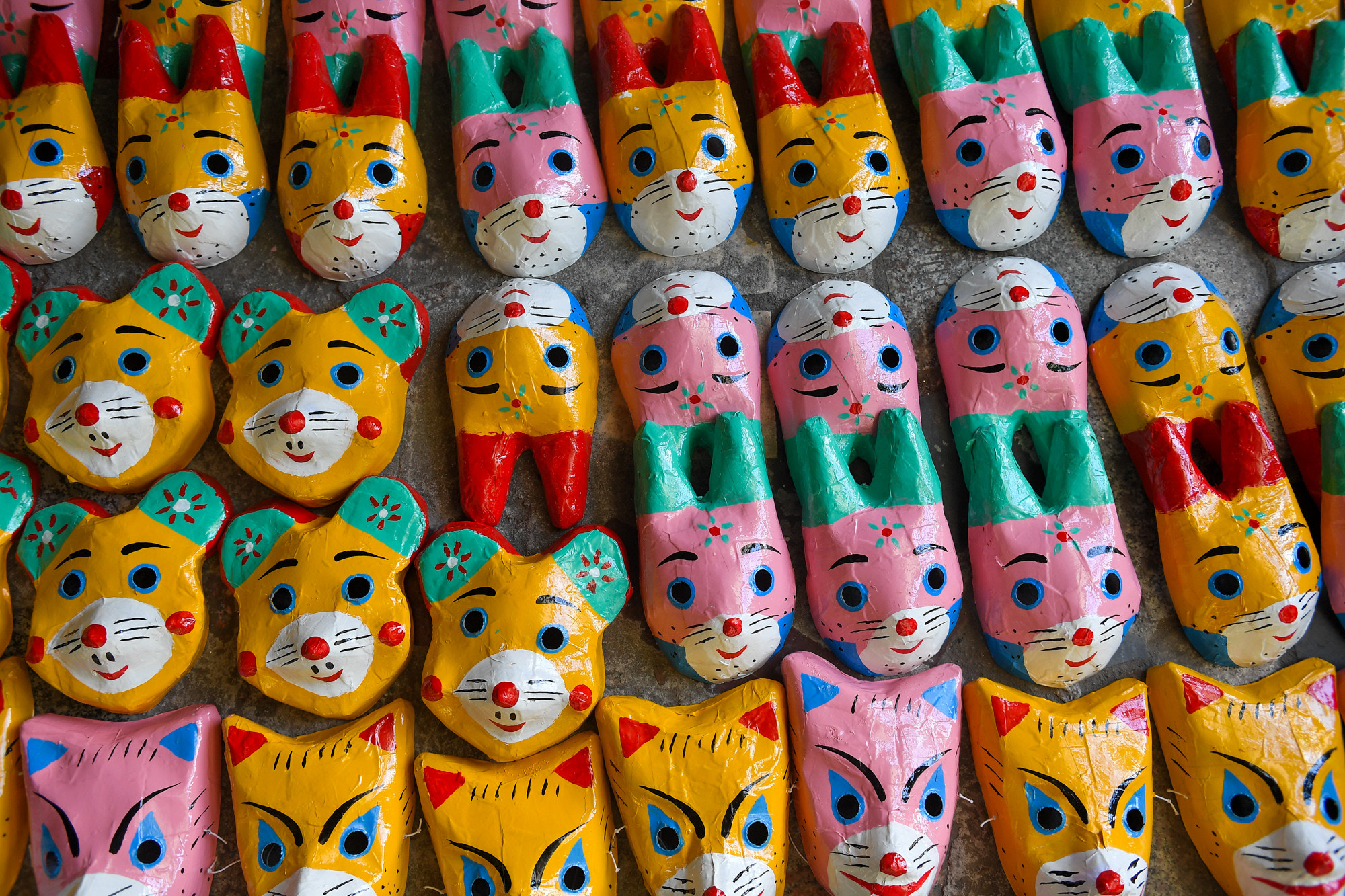 Giá mỗi sản phẩm mặt nạ tại đây khoảng 15.000-35.000 đồng/chiếc tùy vào kích thước.