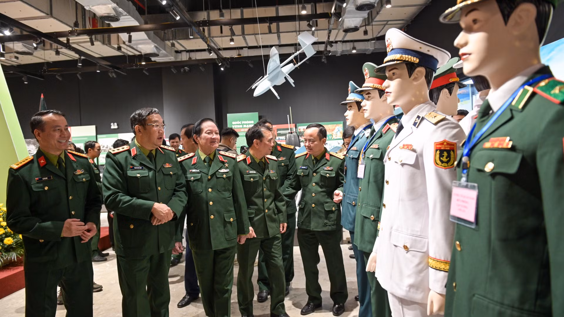 Đại biểu tham quan khu vực trưng bày trang phục Sĩ quan, Quân nhân chuyên nghiệp của lực lượng Quân đội nhân dân Việt Nam.