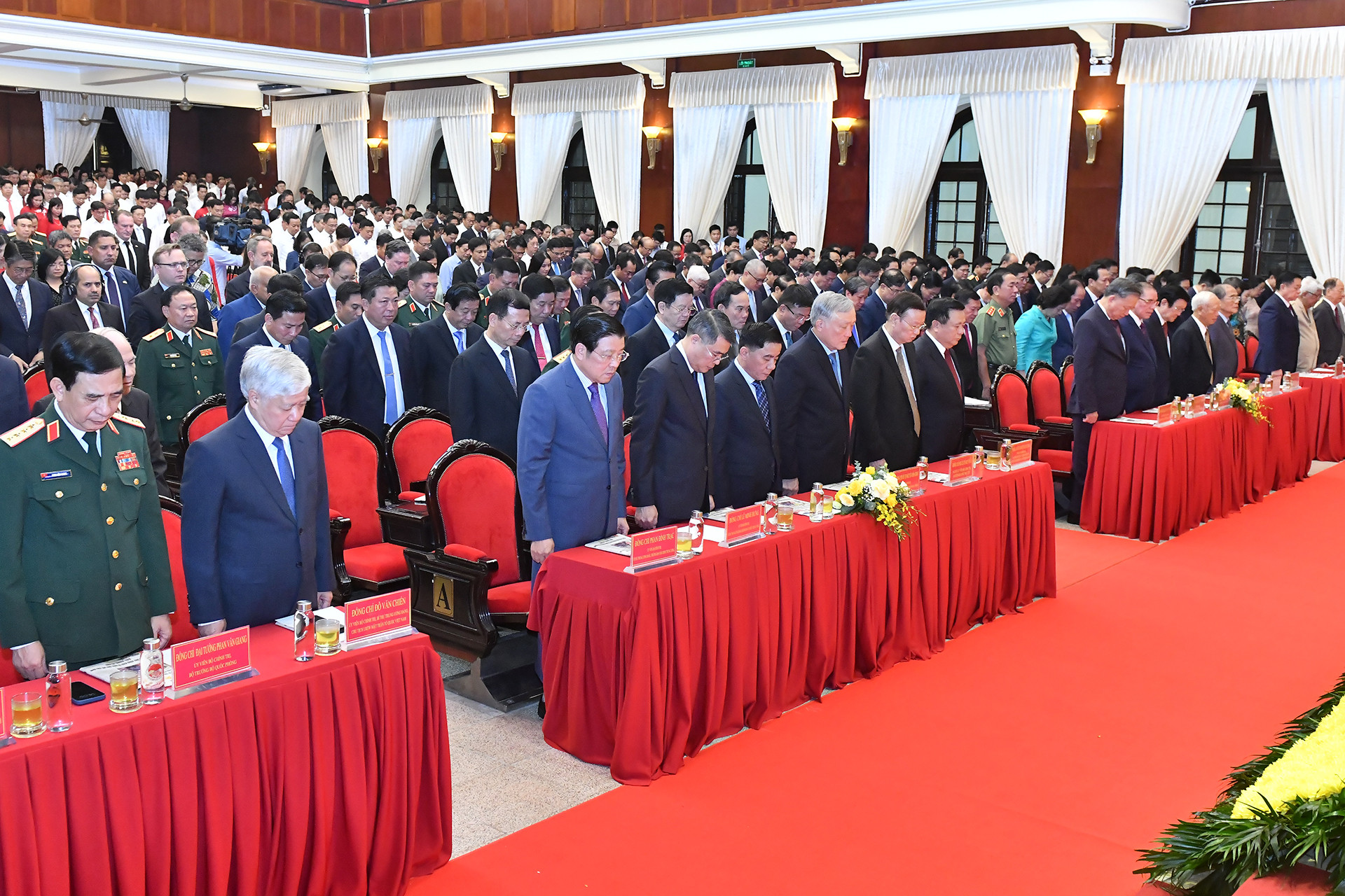 Tổng Bí thư, Chủ tịch nước Tô Lâm cùng các đồng chí lãnh đạo, nguyên lãnh đạo Đảng, Nhà nước tưởng niệm những nạn nhân bởi cơn bão số 3.