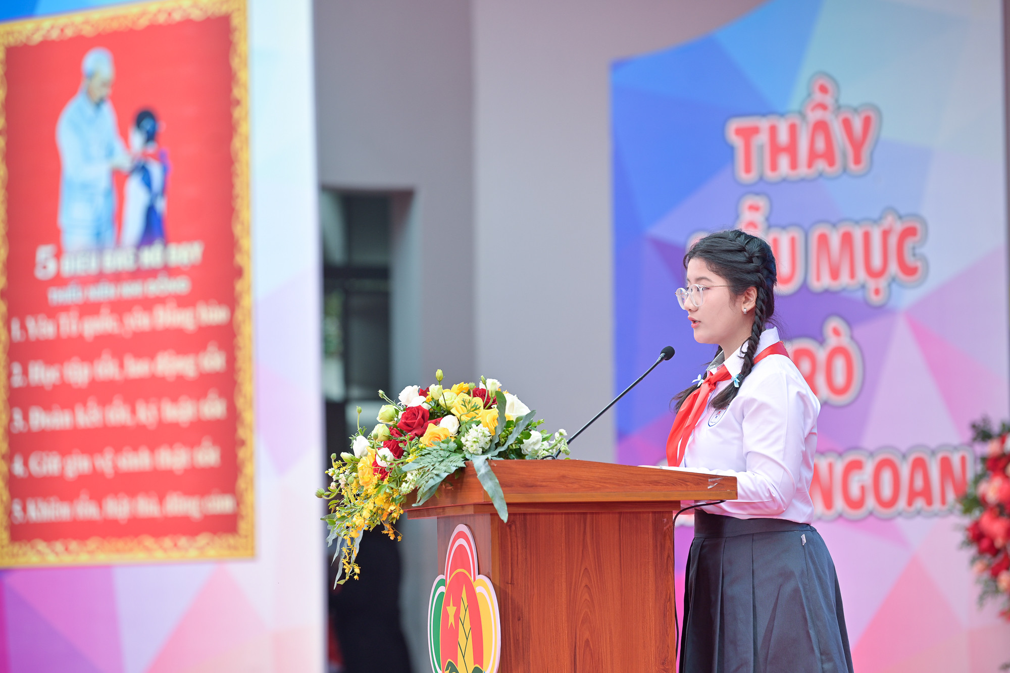 Em Nguyễn Mai Linh đại diện “Cháu ngoan Bác Hồ” Liên đội Trường trung học cơ sở Chu Văn An năm học 2024-2025 đọc quyết tâm thư.