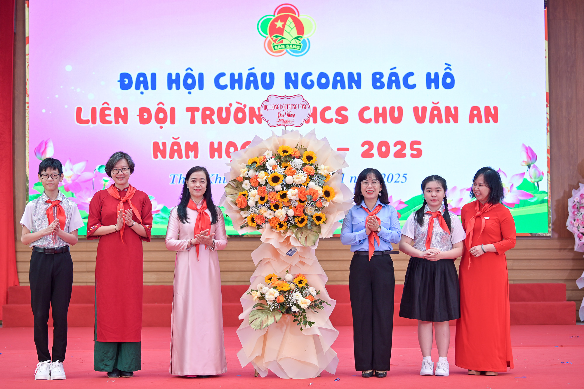 Đại diện Trung ương Đoàn, Hội đồng Đội Trung ương tặng hoa, chúc mừng nhà trường.