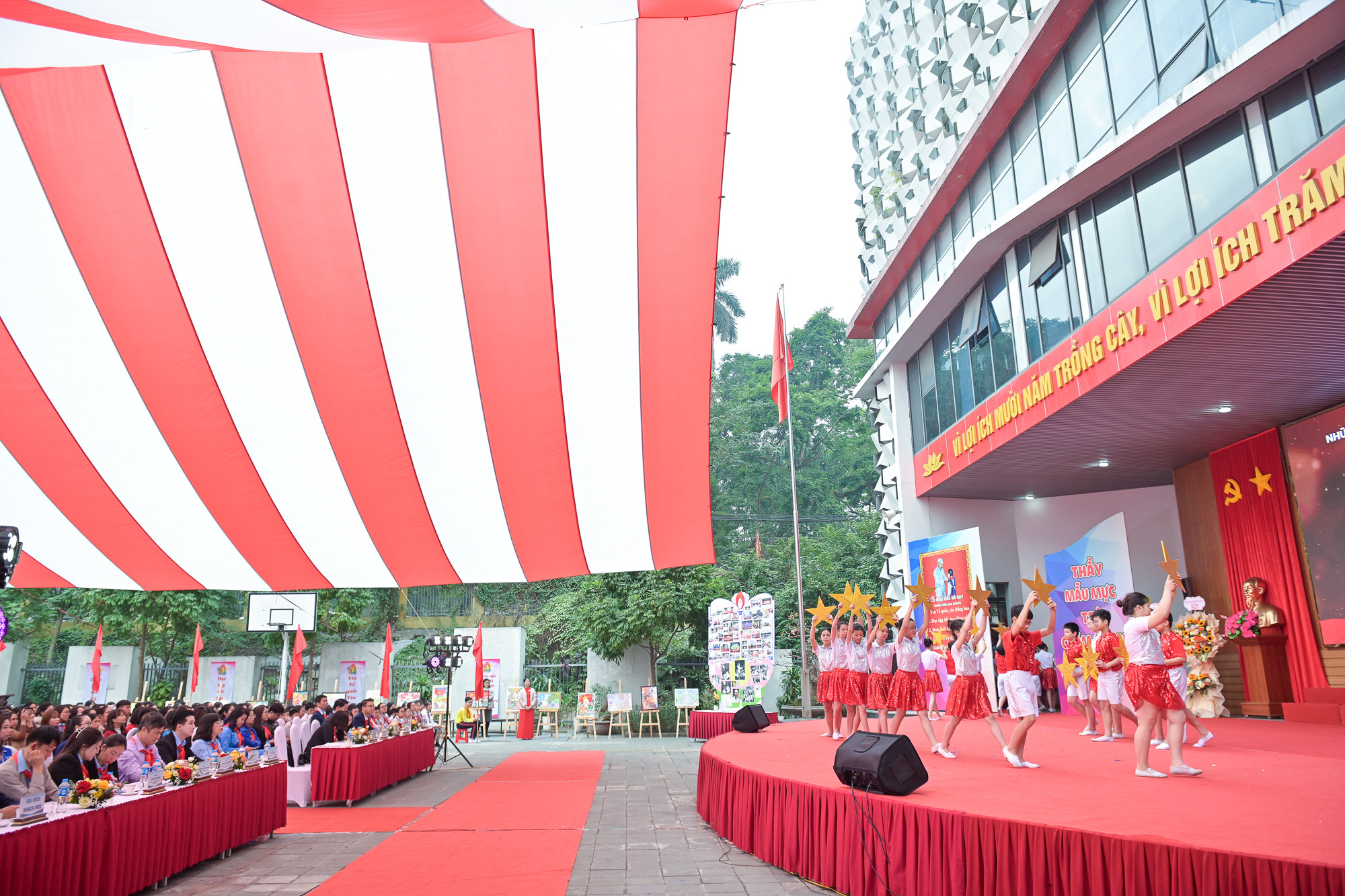 Thông qua hình thức sân khấu hóa, đại biểu được theo dõi “Phút sinh hoạt truyền thống” với chủ đề “Ngày hội Thiếu nhi Thủ đô tiến bước dưới cờ Đoàn”; theo dõi “Màn báo công dâng Bác” báo cáo thành tích hoạt động Đội của Liên đội trung học cơ sở Chu Văn An trong thực hiện phong trào “Thiếu nhi Thủ đô thi đua làm theo 5 điều Bác Hồ dạy” với những công trình, phần việc tiêu biểu.