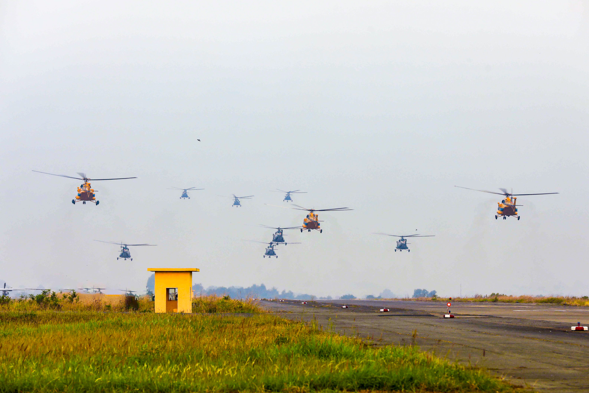 Máy bay được lệnh cất cánh với độ cao, khoảng cách theo lệnh của chỉ huy bay.