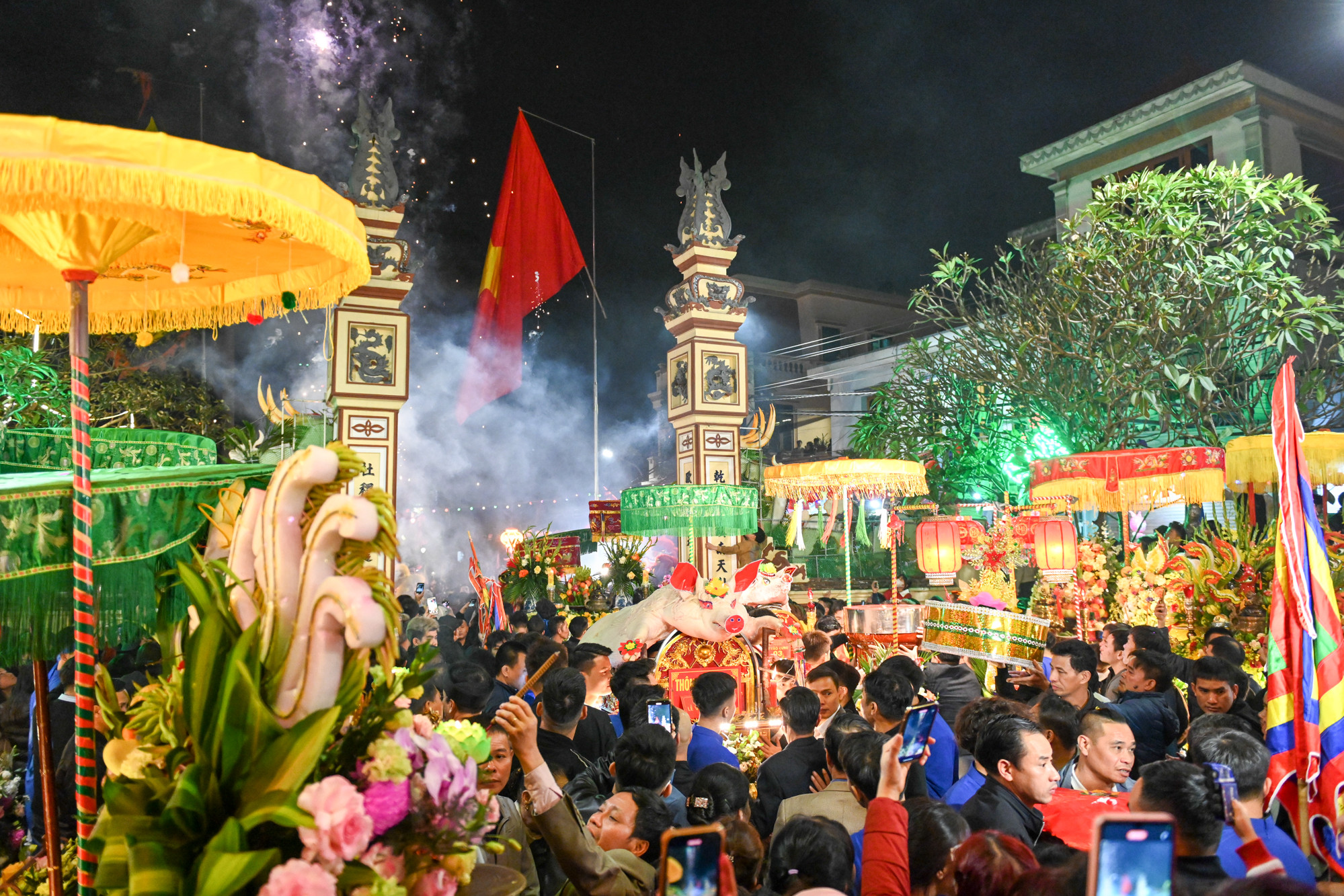 Các “ông lợn” lần lượt được rước vào đình dưới sự hướng dẫn của ban tổ chức và các cụ cao niên.