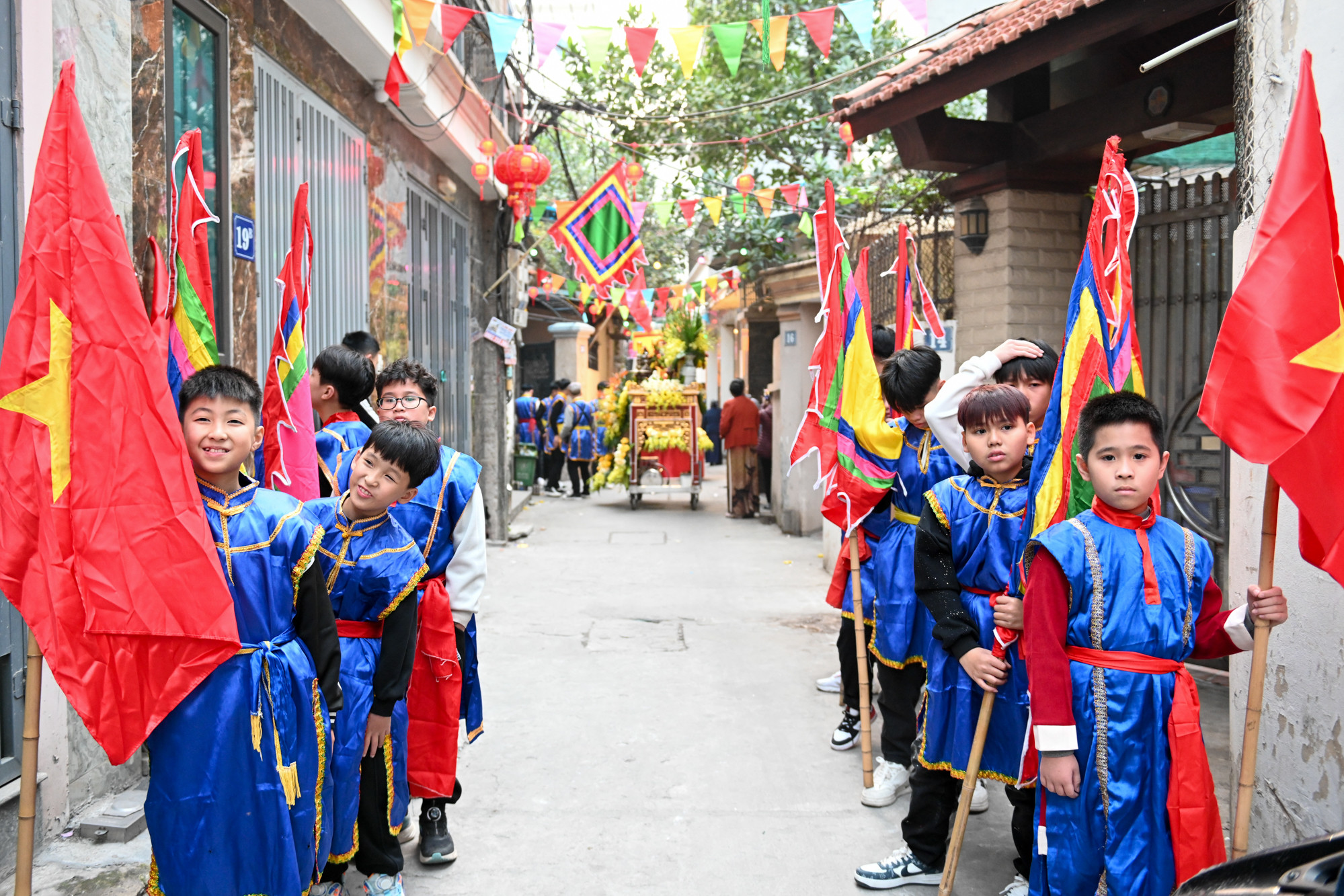 Khoảng 18 giờ, khi những chiếc đèn lồng, đèn nháy trang trí khắp đường làng, ngõ xóm đồng loạt sáng cũng là lúc các “ông lợn” và lễ vật được người dân rước qua các ngõ, đường làng với tiếng trống rộn ràng, linh đình.