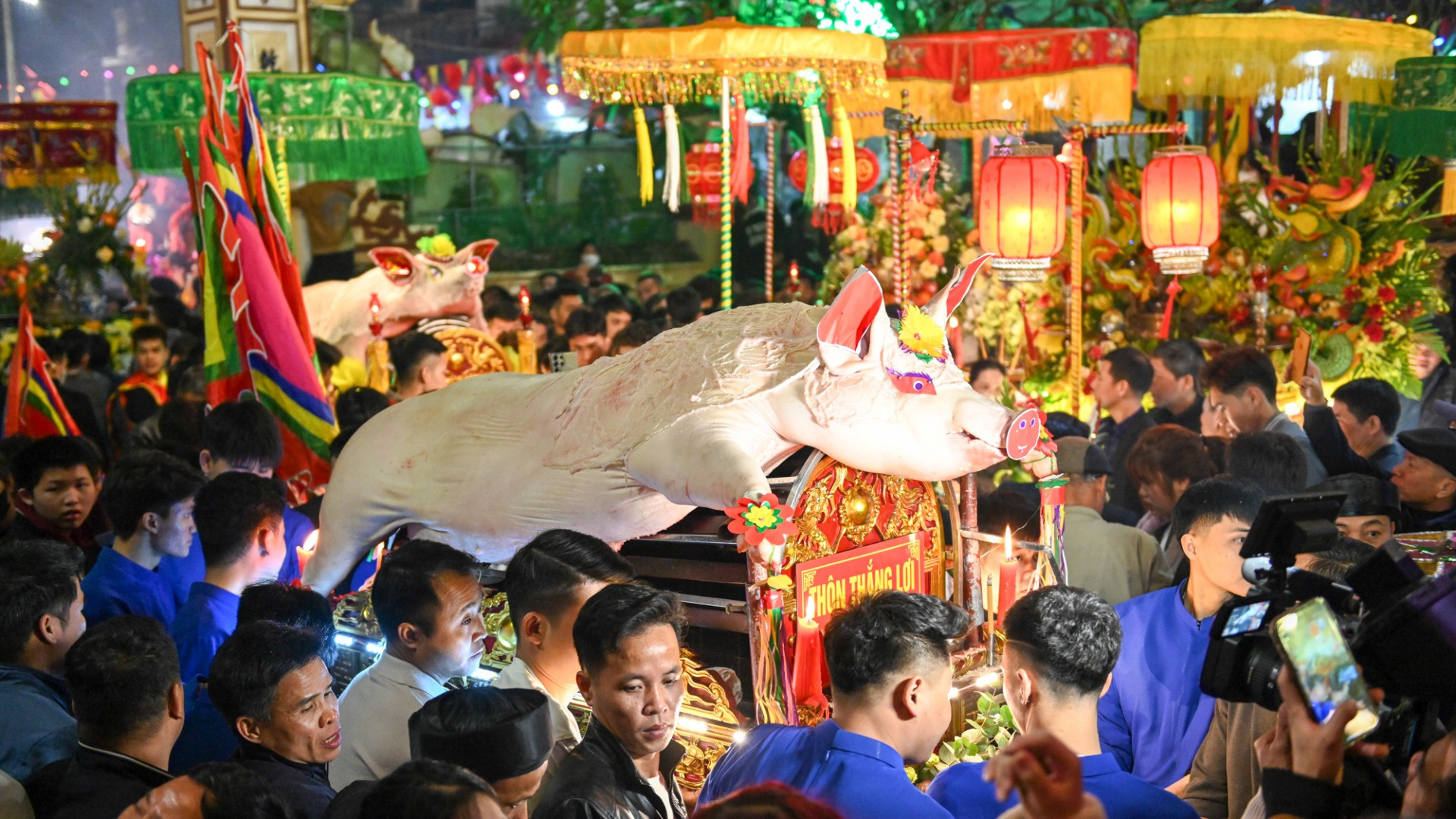 Vào 21 giờ tối ngày 10/2 (13 tháng Giêng Ất Tỵ), "ông lợn" được khiêng vào đình La Phù để chuẩn bị làm lễ tế.