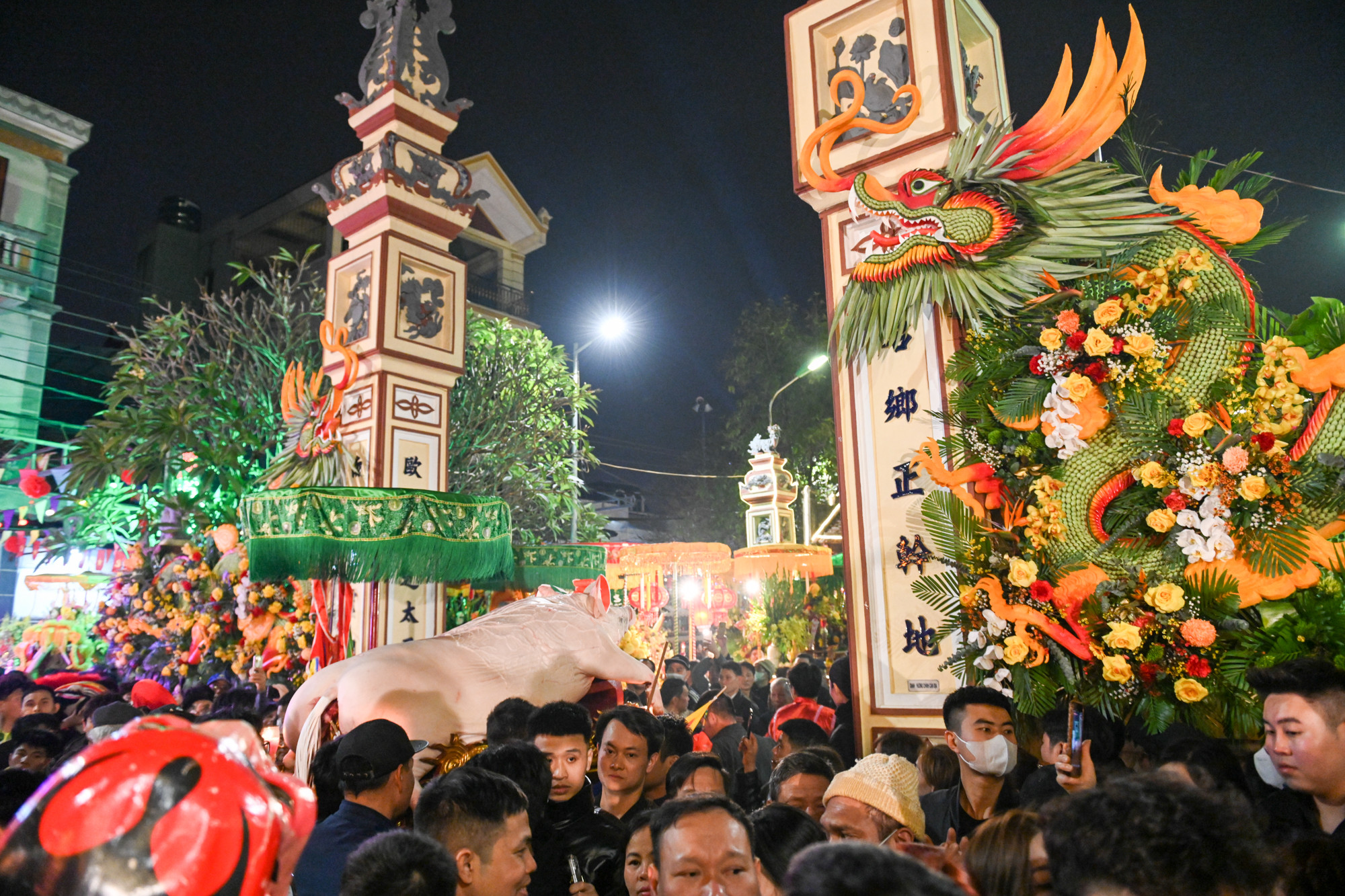 Khoảng 20 giờ, những "ông lợn" được khiêng đến trước cổng đình La Phù để chuẩn bị tiến vào làm lễ tế.