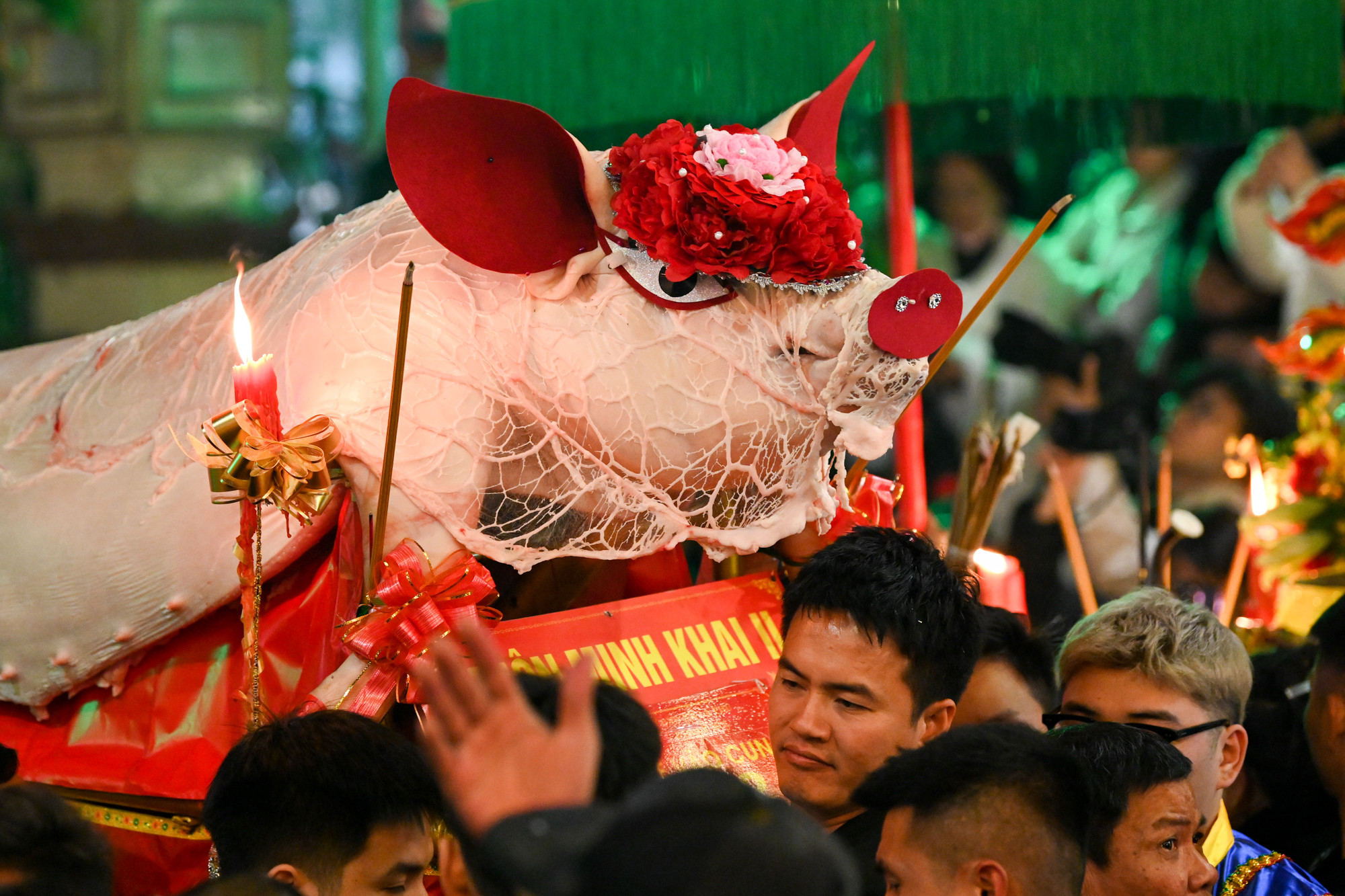 Ông lợn khi cho lên kiệu để tế lễ có dáng và da càng đẹp thì dân làng tin rằng trong năm ấy sẽ gặp những điều thuận lợi. Tiêu chí chấm giải là "ông lợn" nào to, trang trí đẹp, oai vệ sẽ đoạt giải của làng.