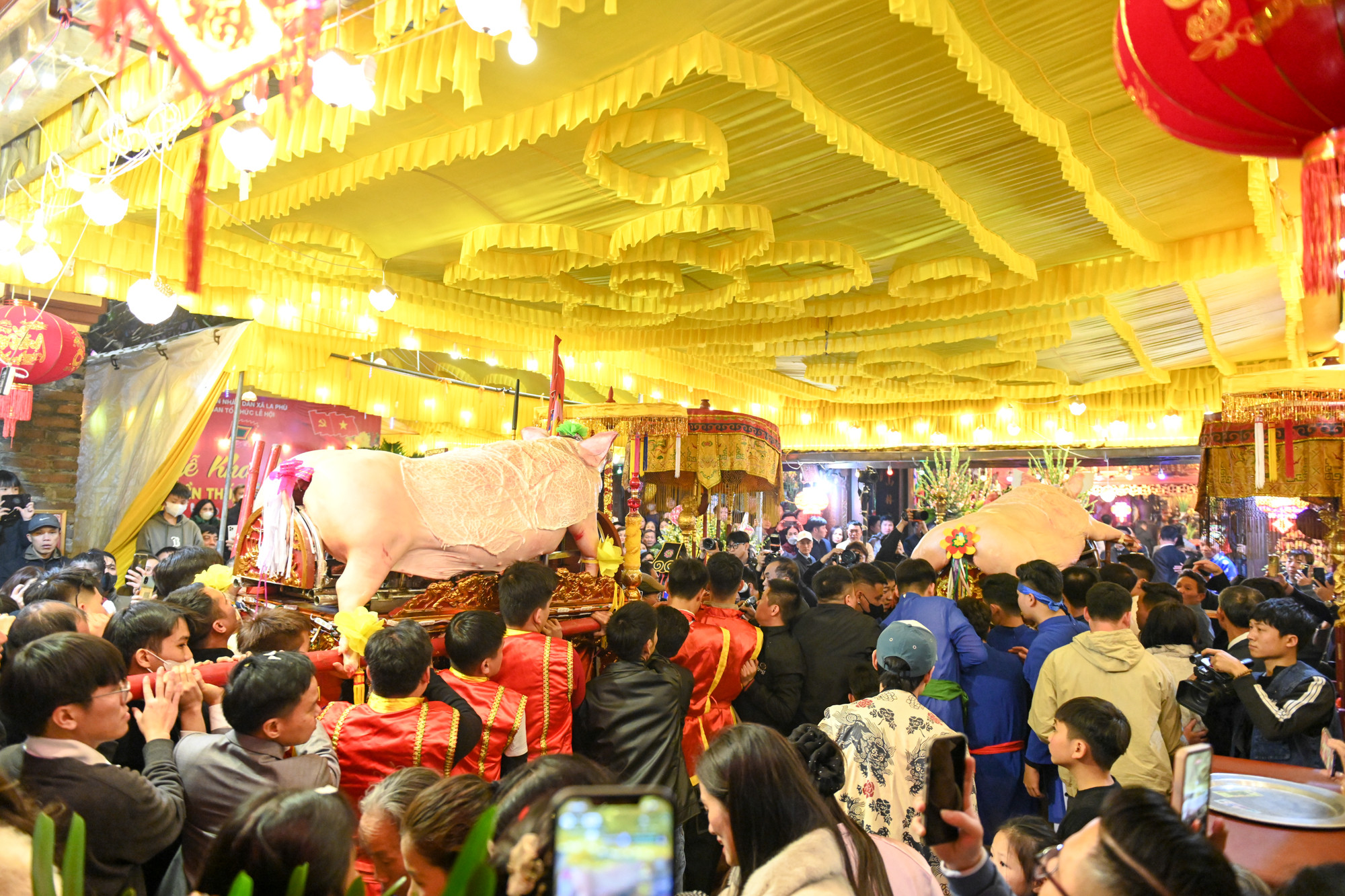 12 giờ đêm, các cụ cao niên bắt đầu làm lễ tế kéo dài đến 2 giờ sáng hôm sau. Khi làm lễ xong, các xóm sẽ rước “ông lợn” trở lại nhà và chia lộc cho các gia đình.