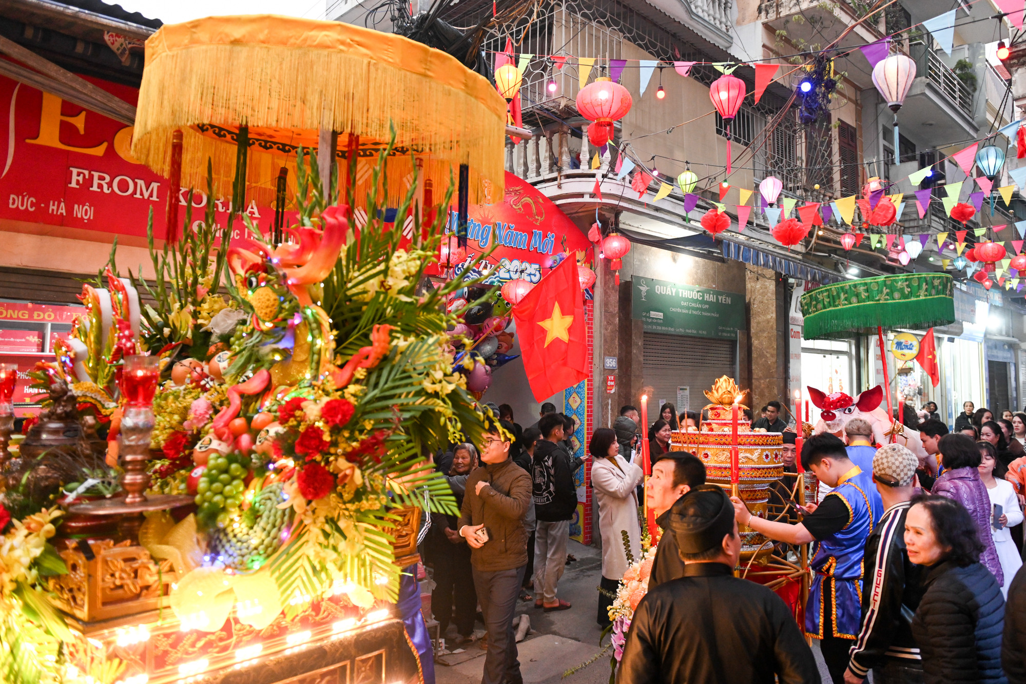 Lễ hội thu hút đông đảo người dân cũng như du khách.