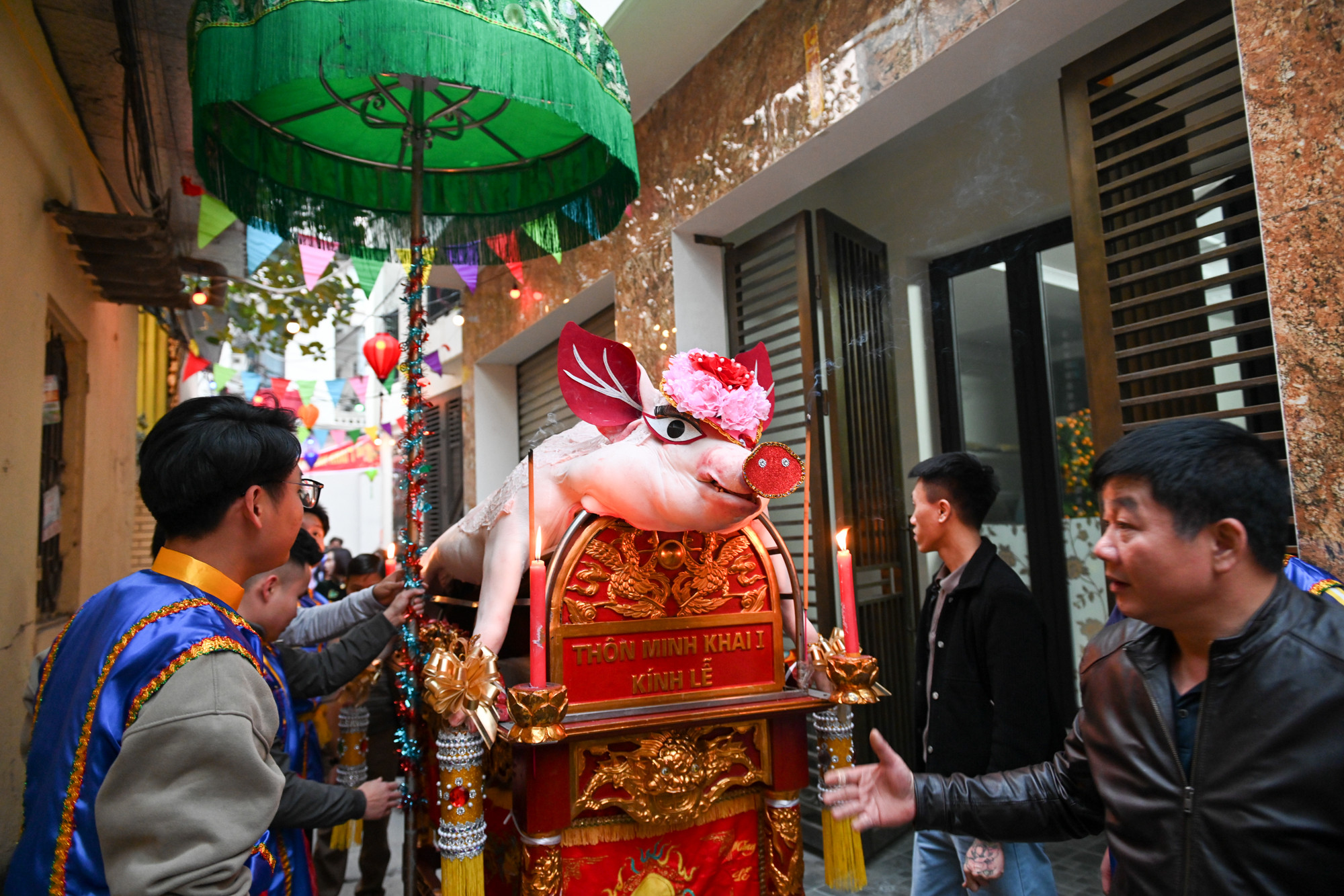 "Ông lợn" nặng hơn 200 kg được khiêng bởi những thanh niên trai tráng của làng.