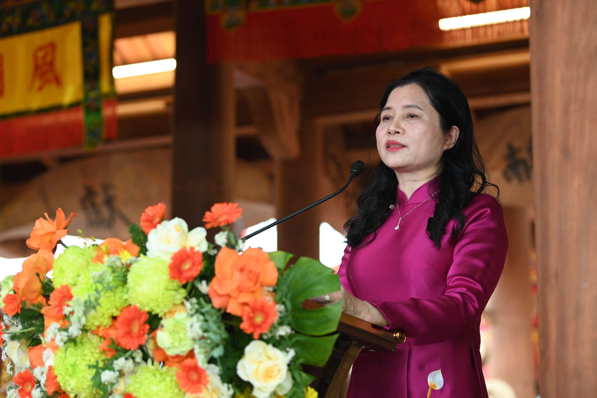 Bà Đào Thị Hồng Phó Chủ tịch Ủy ban nhân dân huyện Đan Phượng báo cáo về giá trị di sản văn hóa và làng nghề truyền thống.