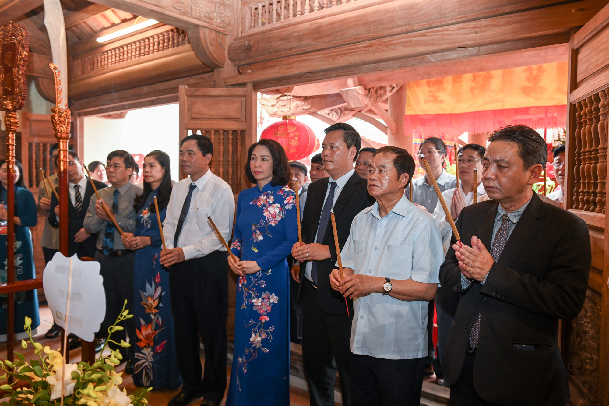 Trước khi buổi lễ bắt đầu, các đại biểu thực hiện nghi lễ dâng hương.