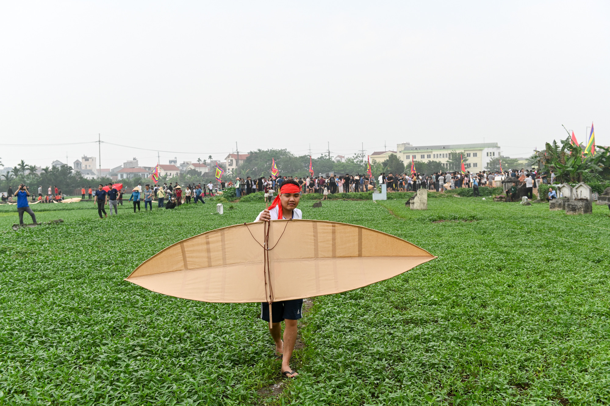 Theo thể lệ truyền thống, những con diều đủ điều kiện thi có chiều dài tối thiểu 2,2m, rộng tối thiểu 0,6m, có đủ 3 sáo (đường kính sáo phải từ 2,5cm trở lên), cánh diều không được dán bằng giấy bóng trắng… được thả trên cánh đồng làng. Những con diều có sáo hay nhất, lên cao nhất và đứng im nhất... là con diều chiến thắng.