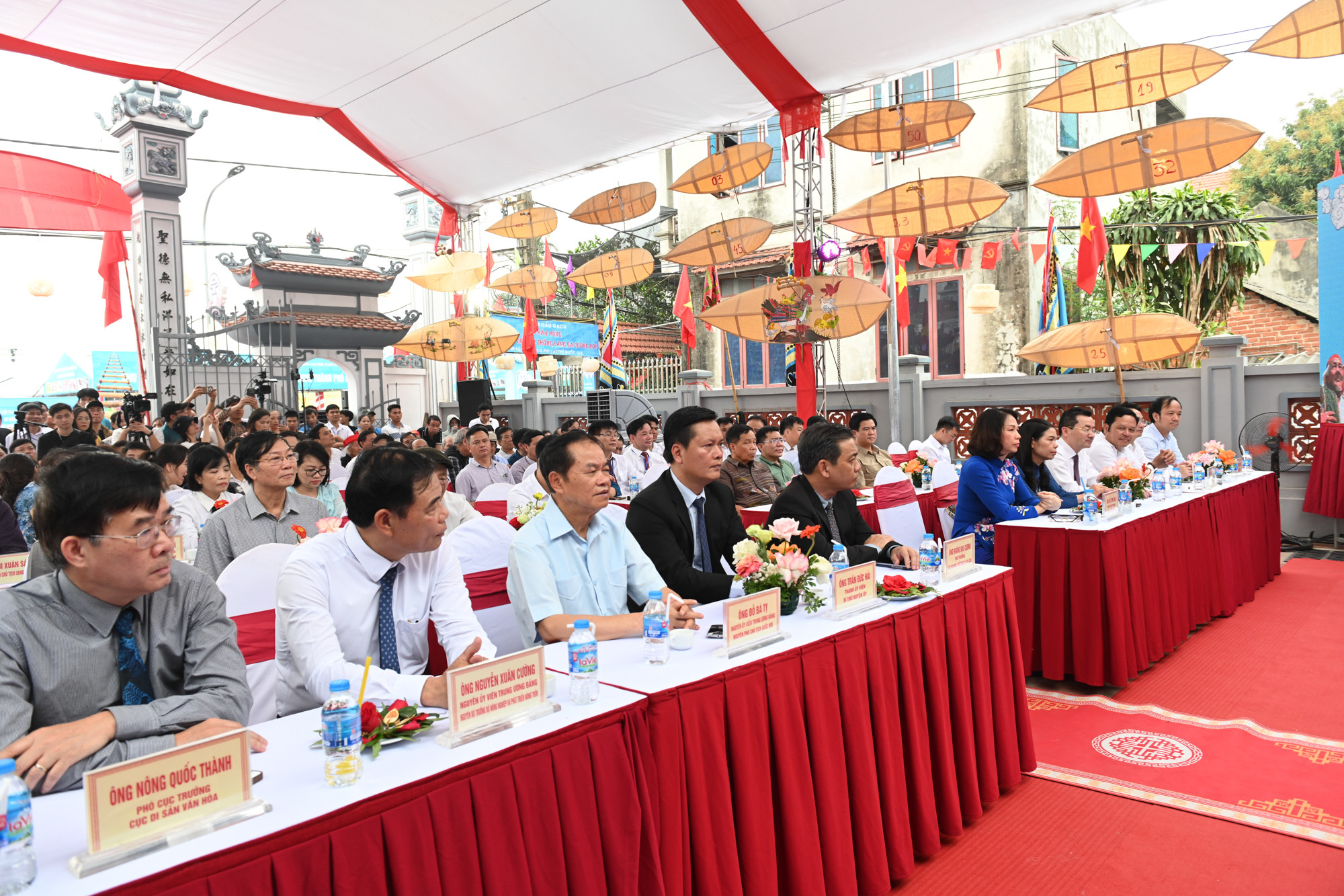 Các đại biểu tham dự buổi lễ.