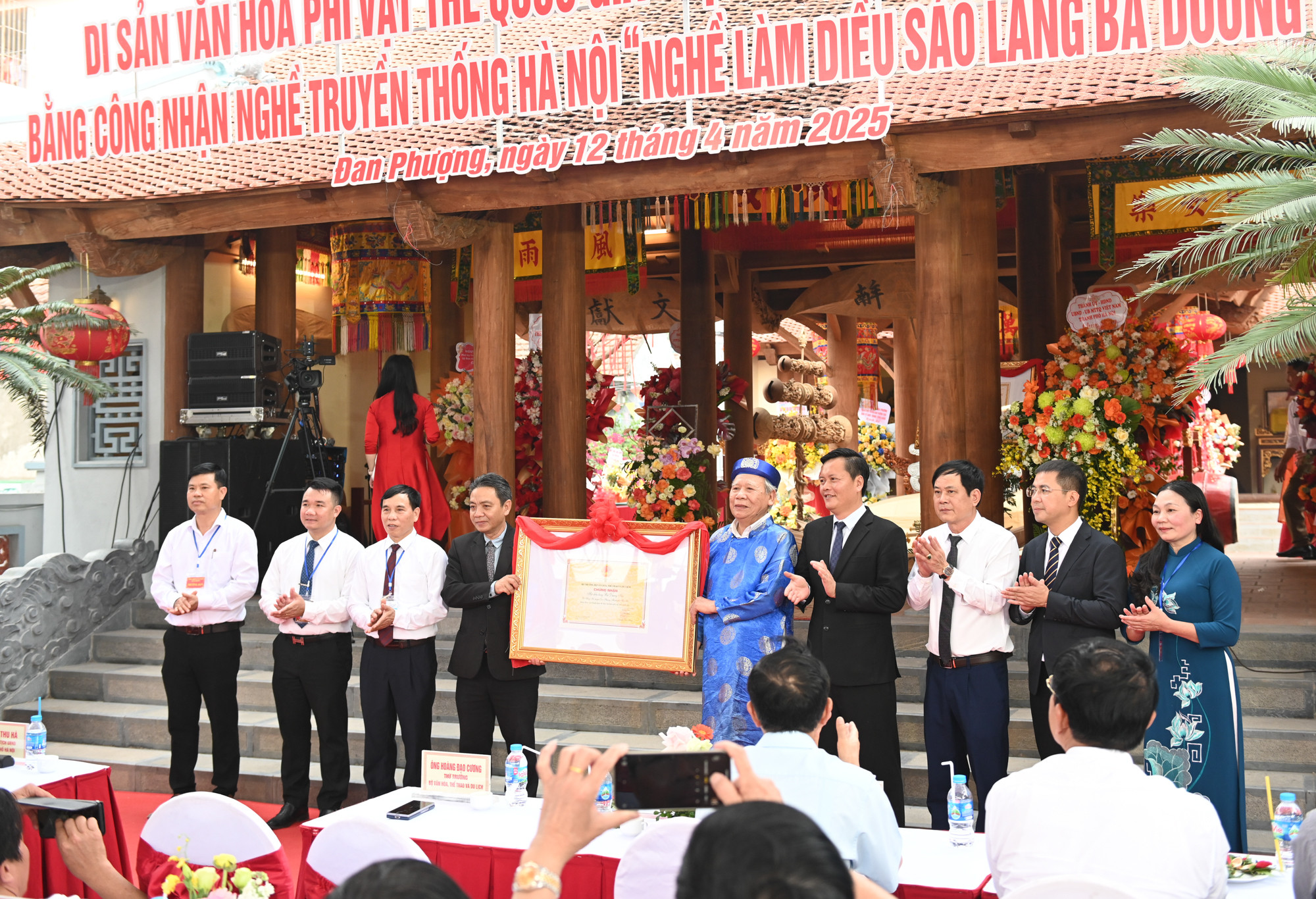 Thứ trưởng Văn hóa, thể thao và du lịch Hoàng Đạo Cương trao quyết định công nhận di sản văn hóa phi vật thể quốc gia "Hội điều làng Bá Dương Nội".