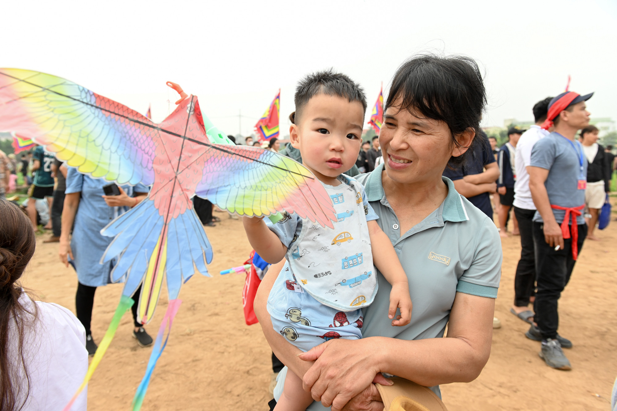 Các bạn nhỏ được tiếp xúc từ nhỏ với những con diều.