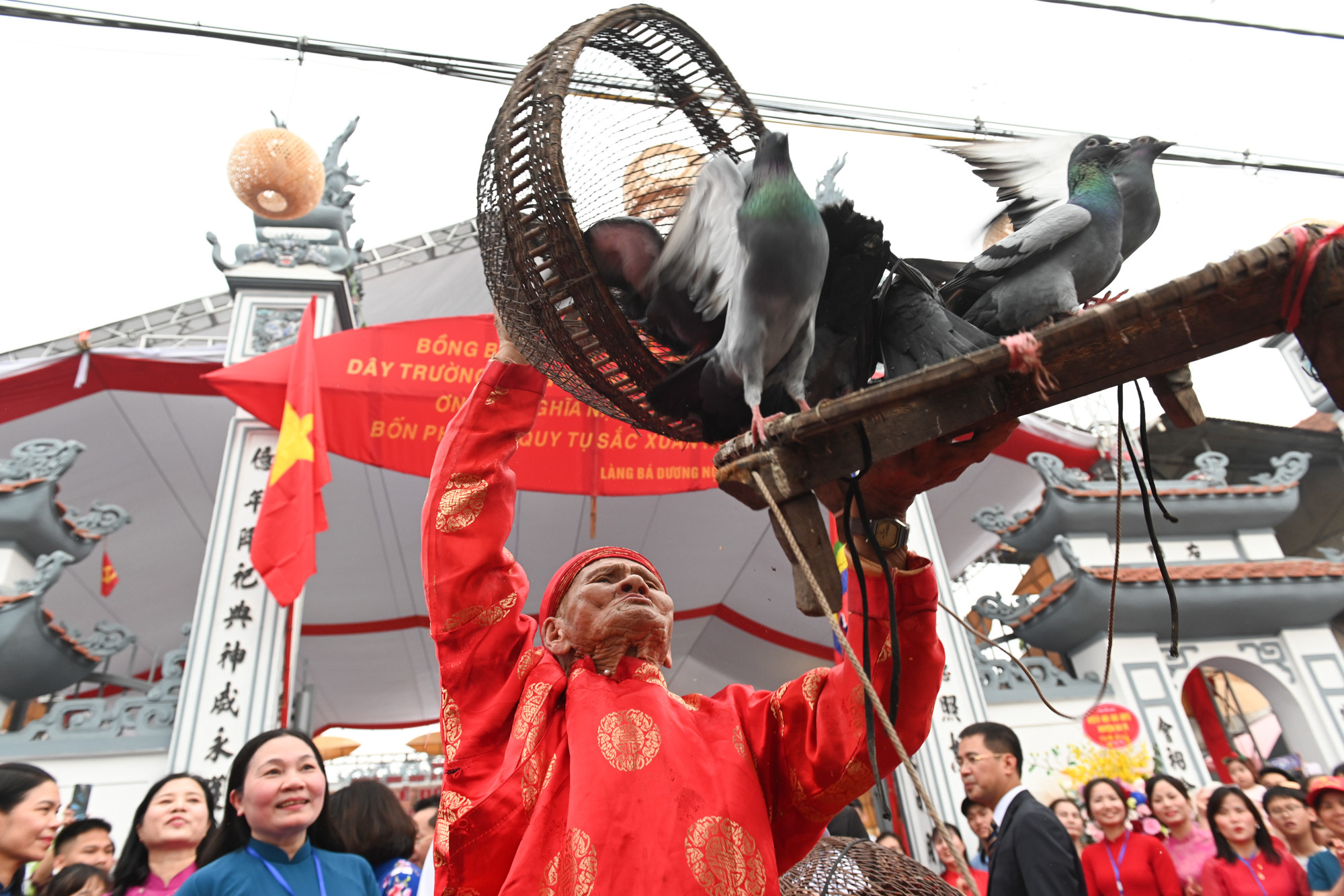 Nghi thức thả chim bồ câu ước vọng hòa bình.