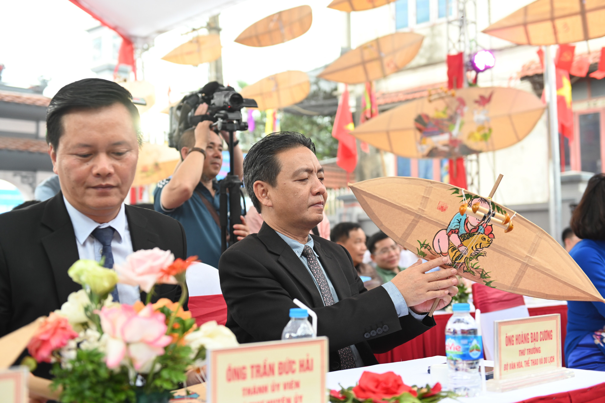 Thứ trưởng Văn hóa, thể thao và du lịch Hoàng Đạo Cương thích thú với những con diều cổ truyền.