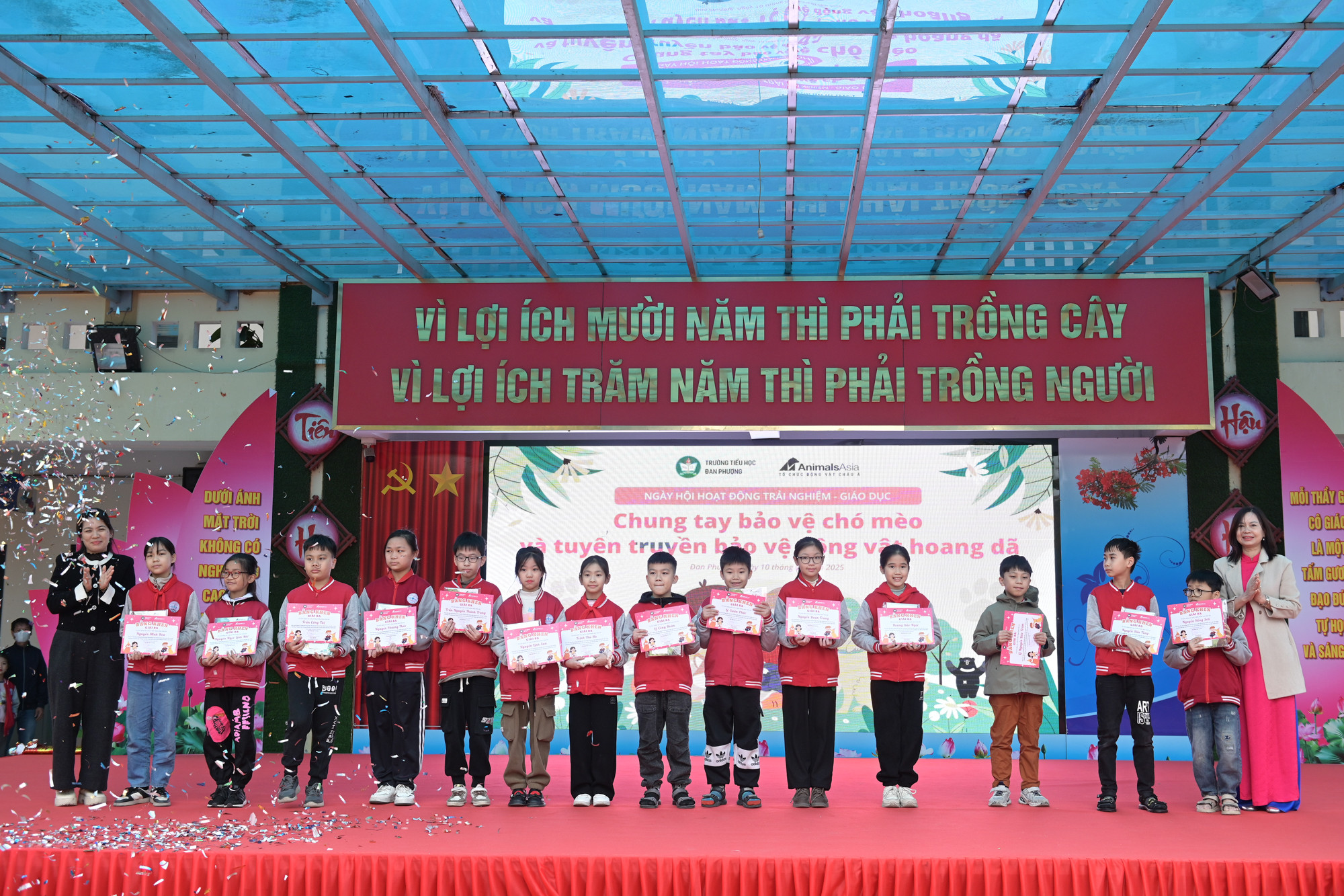 Trước khi sự kiện chính thức diễn ra, cuộc thi vẽ tranh “Em yêu thương chó, mèo” đã được tổ chức, thu hút sự tham gia của hơn 520 học sinh. Trước khi sự kiện chính thức diễn ra, cuộc thi vẽ tranh “Em yêu thương chó, mèo” đã được tổ chức, thu hút sự tham gia của hơn 520 học sinh.