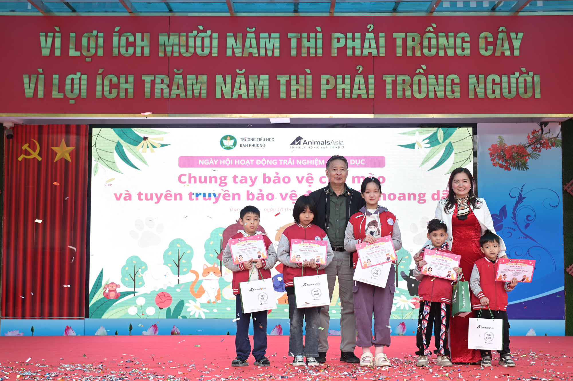 Ban tổ chức đã trao 100 giải thưởng, tặng các tác giả có tác phẩm xuất sắc nhất. Ban tổ chức đã trao 100 giải thưởng, tặng các tác giả có tác phẩm xuất sắc nhất.