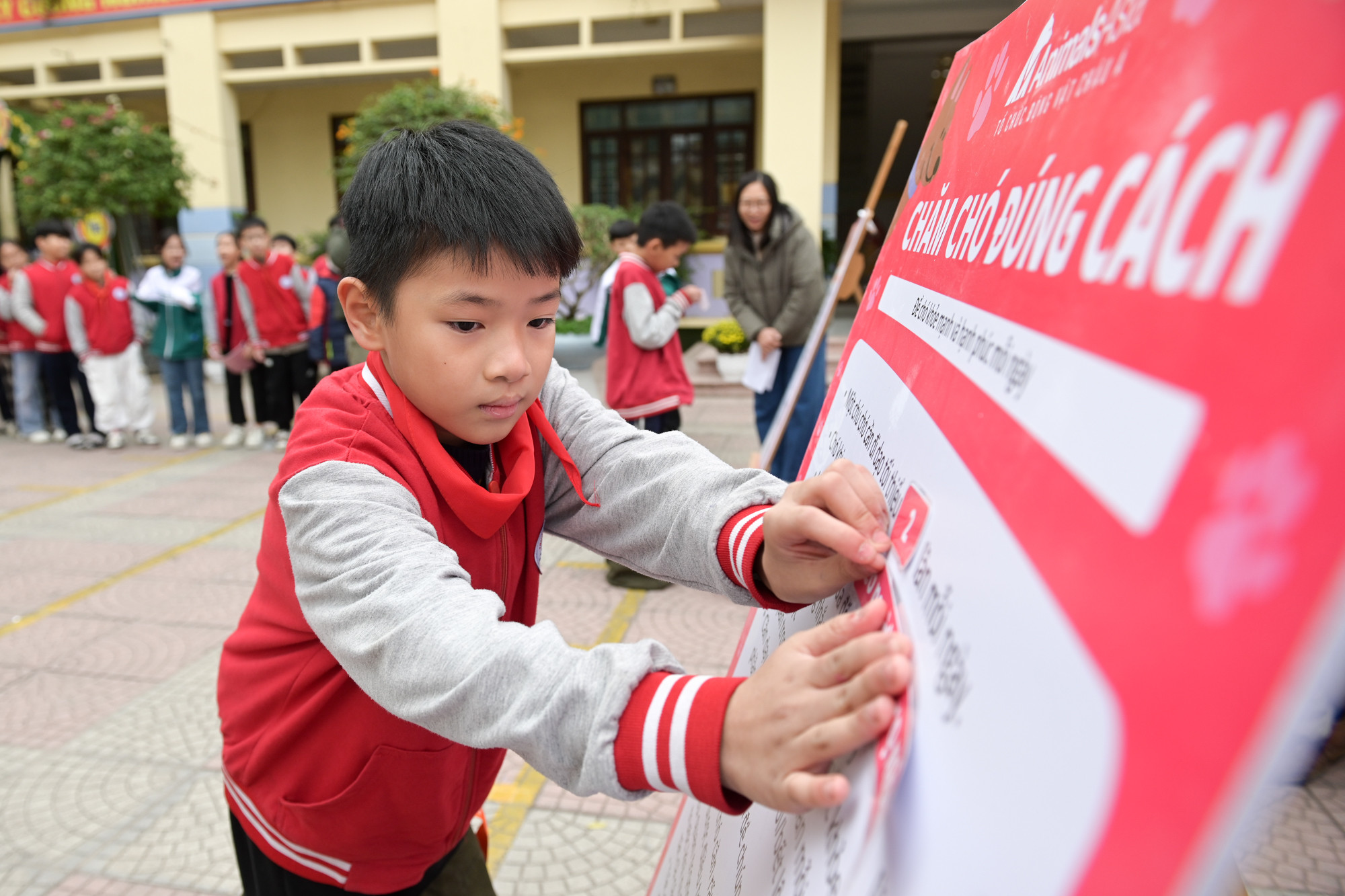 Không dừng lại ở việc cung cấp kiến thức, các trò chơi còn giúp các em thực hành kỹ năng quan trọng như tiếp cận an toàn với thú cưng hay xử lý khi gặp chó dữ. Không dừng lại ở việc cung cấp kiến thức, các trò chơi còn giúp các em thực hành kỹ năng quan trọng như tiếp cận an toàn với thú cưng hay xử lý khi gặp chó dữ.