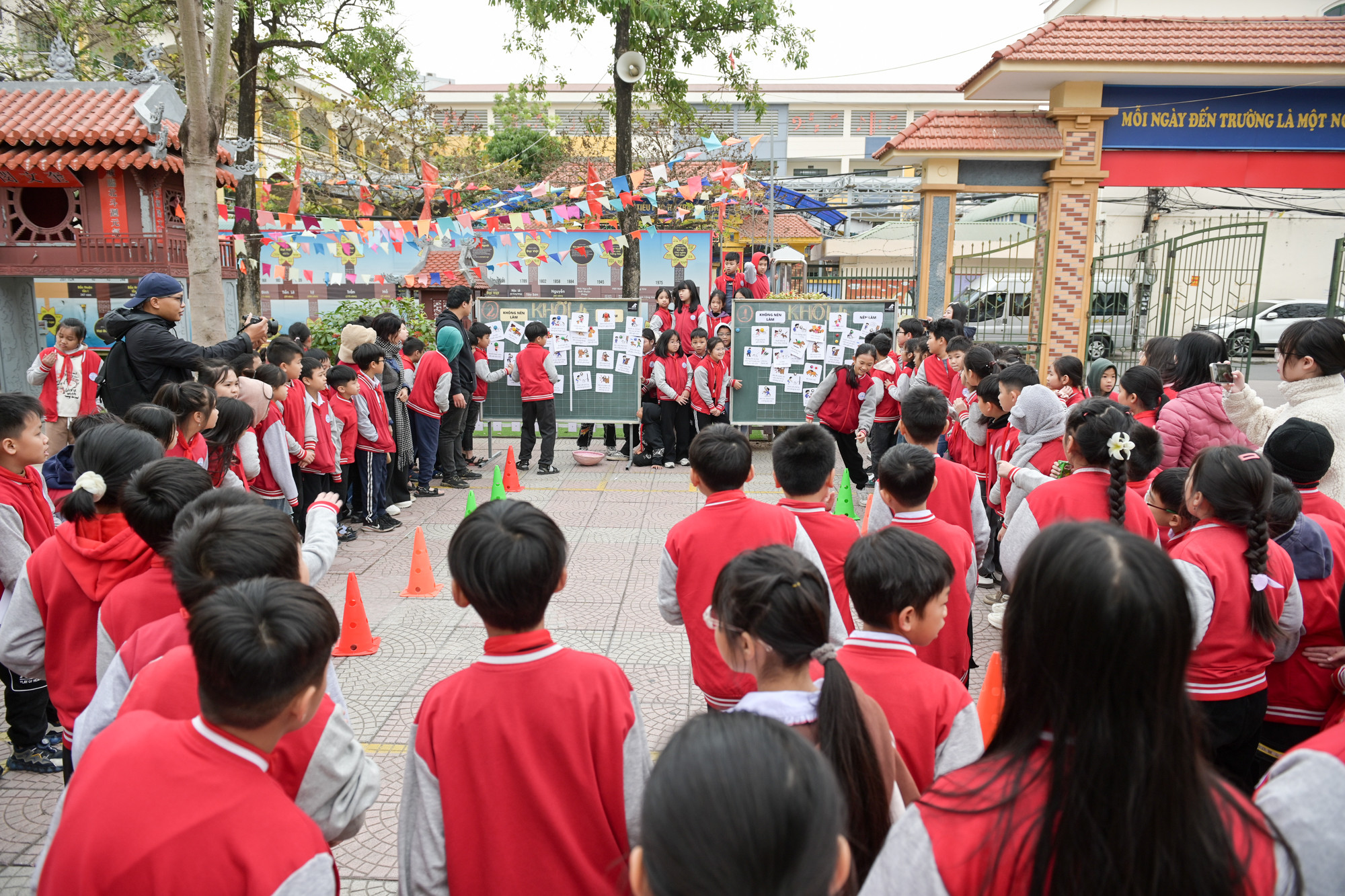 Những hoạt động này được lồng ghép khéo léo vào các trò chơi, vừa mang đến niềm vui, vừa nuôi dưỡng tinh thần trách nhiệm, lòng nhân ái trong các em. Những hoạt động này được lồng ghép khéo léo vào các trò chơi, vừa mang đến niềm vui, vừa nuôi dưỡng tinh thần trách nhiệm, lòng nhân ái trong các em.
