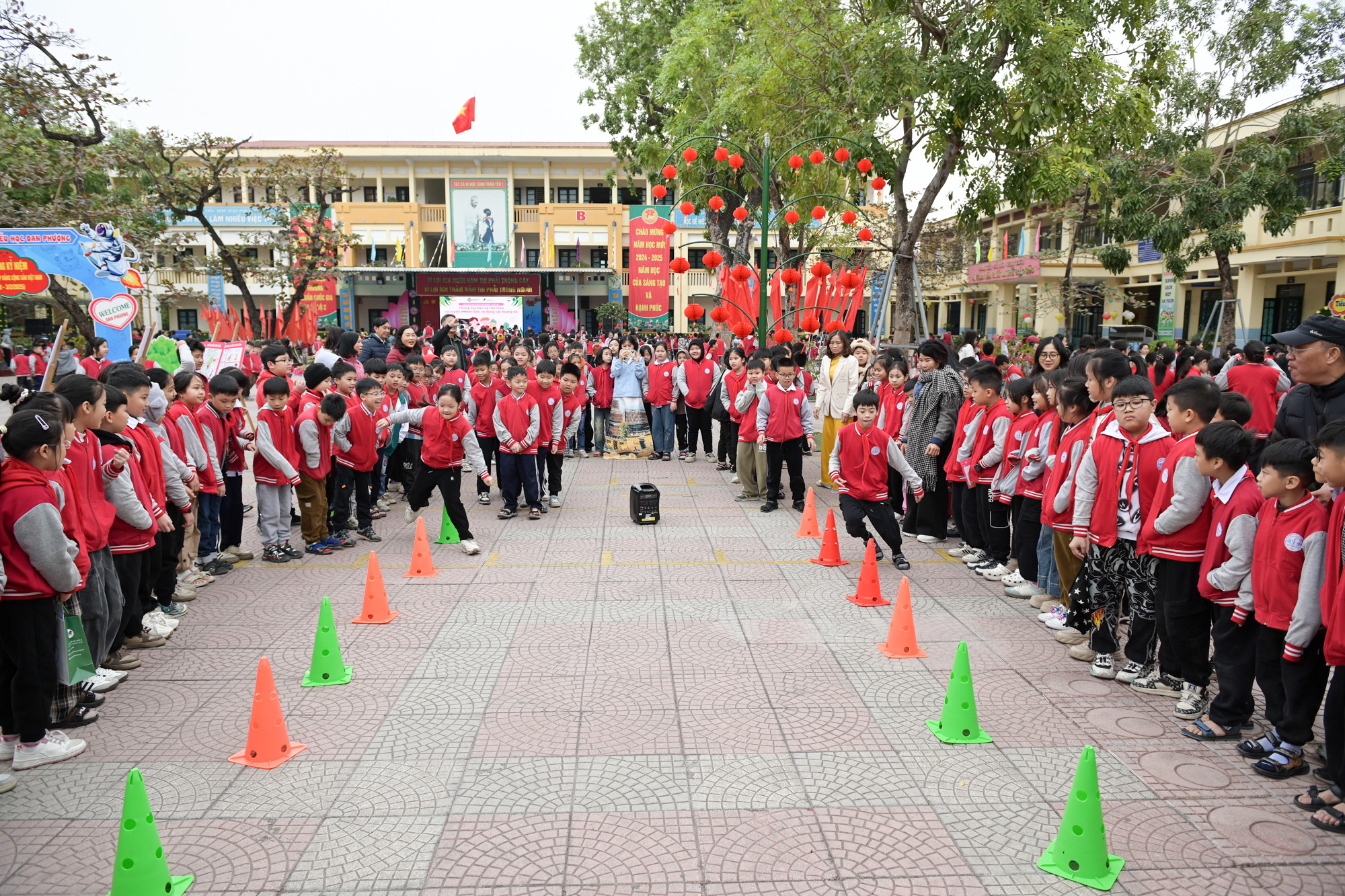 Trong ngày hội, hàng loạt hoạt động trải nghiệm đa dạng, sáng tạo được thiết kế phù hợp với từng khối lớp. Trong ngày hội, hàng loạt hoạt động trải nghiệm đa dạng, sáng tạo được thiết kế phù hợp với từng khối lớp.