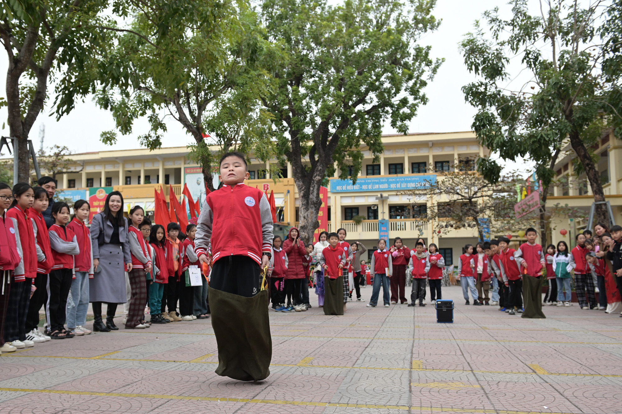 Thông qua các trò chơi tương tác, các em học sinh được hướng dẫn cách chăm sóc chó, mèo đúng cách, hiểu rõ hơn về nhu cầu cơ bản của chúng như ăn uống sạch sẽ, có nơi ở an toàn, được yêu thương và chăm sóc y tế. Thông qua các trò chơi tương tác, các em học sinh được hướng dẫn cách chăm sóc chó, mèo đúng cách, hiểu rõ hơn về nhu cầu cơ bản của chúng như ăn uống sạch sẽ, có nơi ở an toàn, được yêu thương và chăm sóc y tế.
