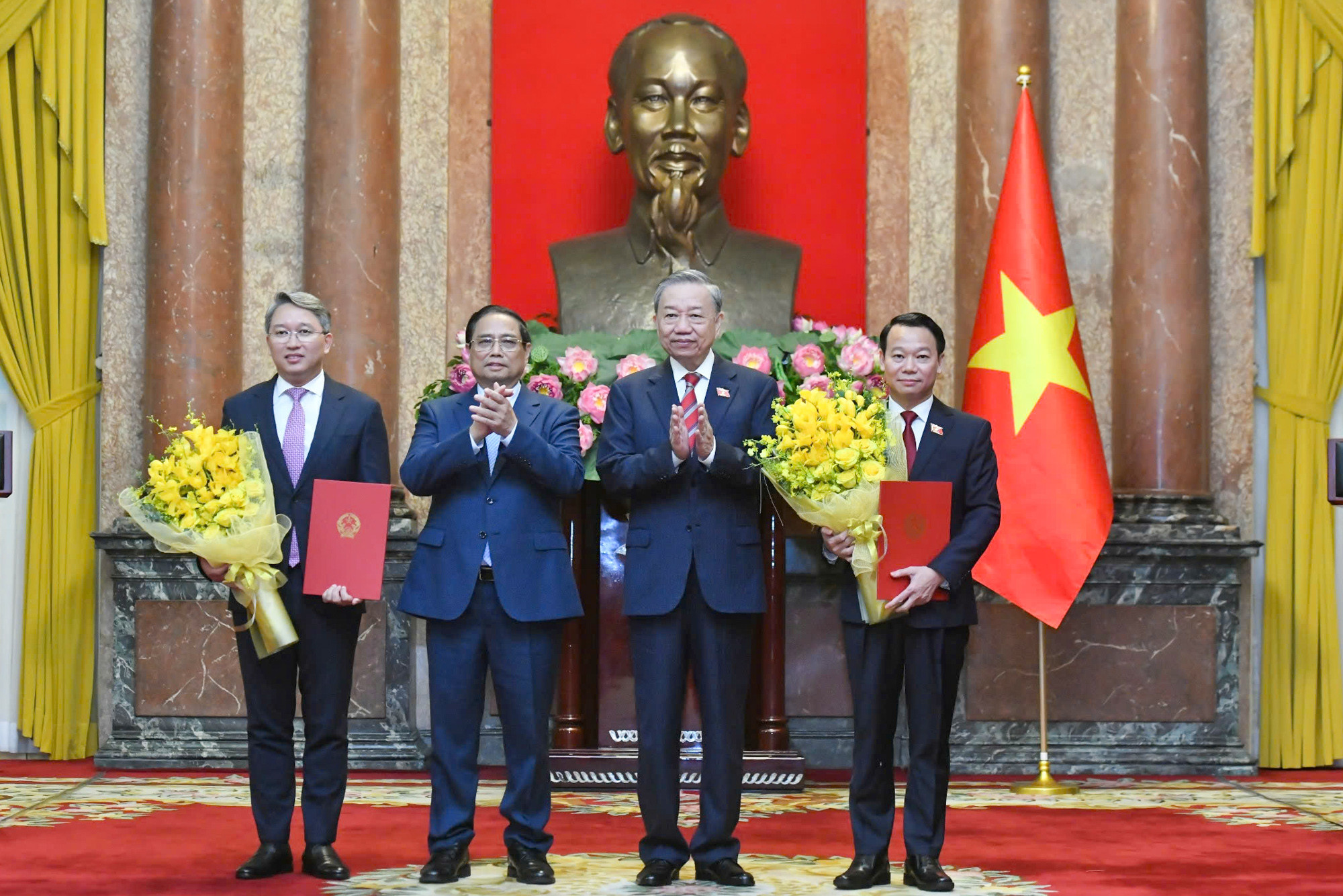 Tổng Bí thư, Chủ tịch nước Tô Lâm trao Quyết định bổ nhiệm, Thủ tướng Phạm Minh Chính tặng hoa chúc mừng Bộ trưởng Tài nguyên và Môi trường Đỗ Đức Duy, Bộ trưởng Tư pháp Nguyễn Hải Ninh.
