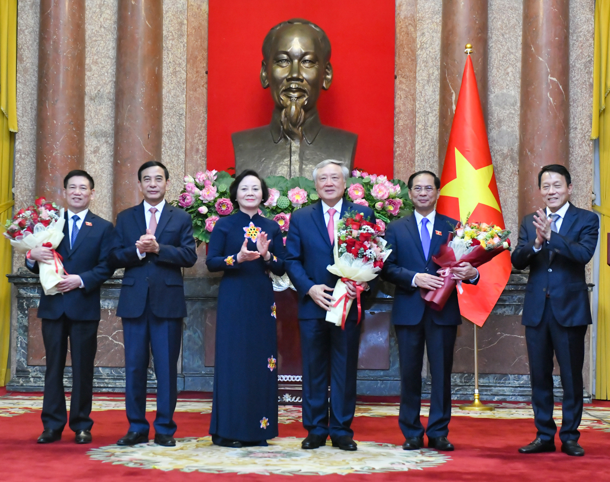 Các đồng chí lãnh đạo Đảng, Nhà nước chúc mừng 3 tân Phó Thủ tướng.