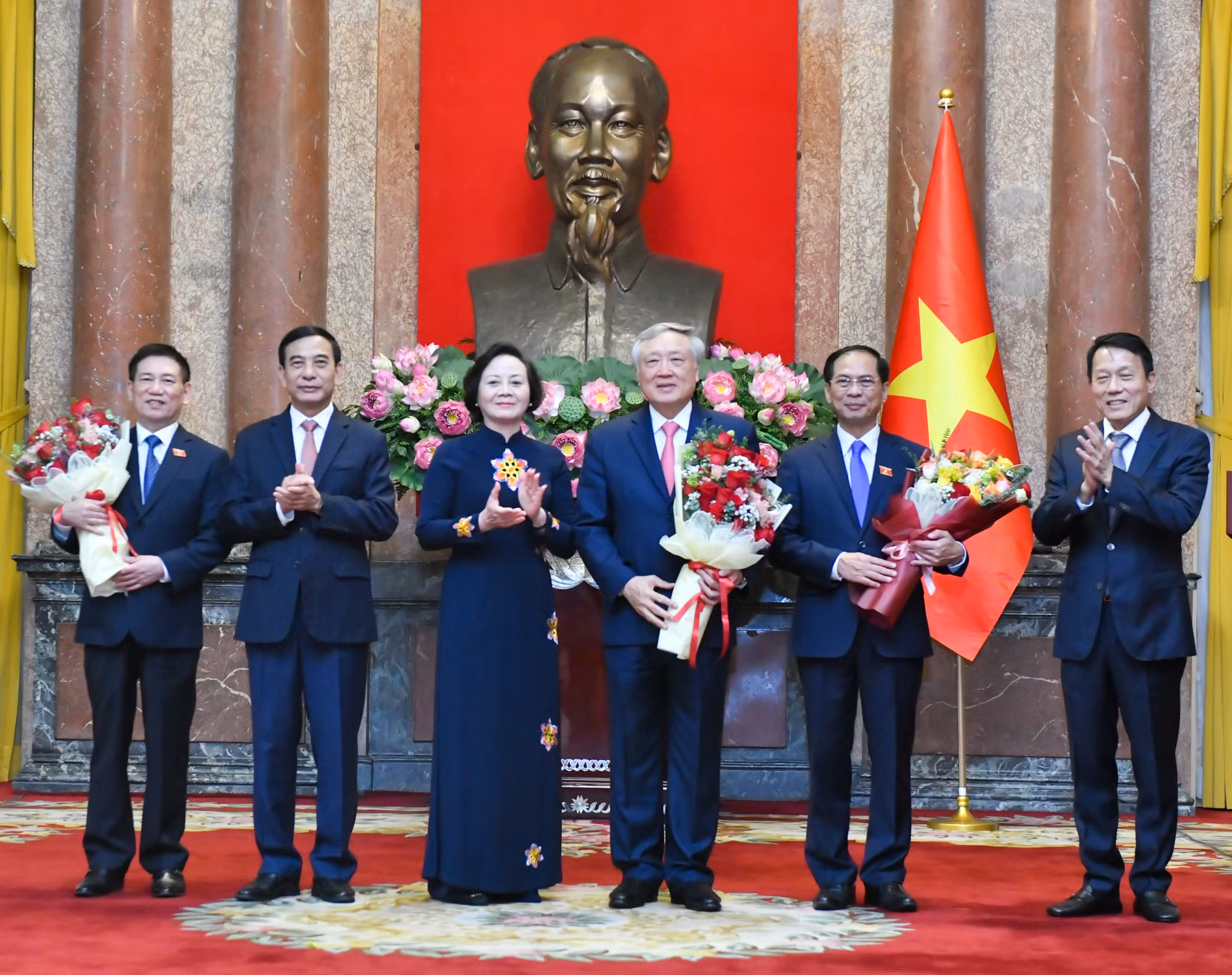 Các đồng chí lãnh đạo Đảng, Nhà nước chúc mừng 3 tân Phó Thủ tướng.